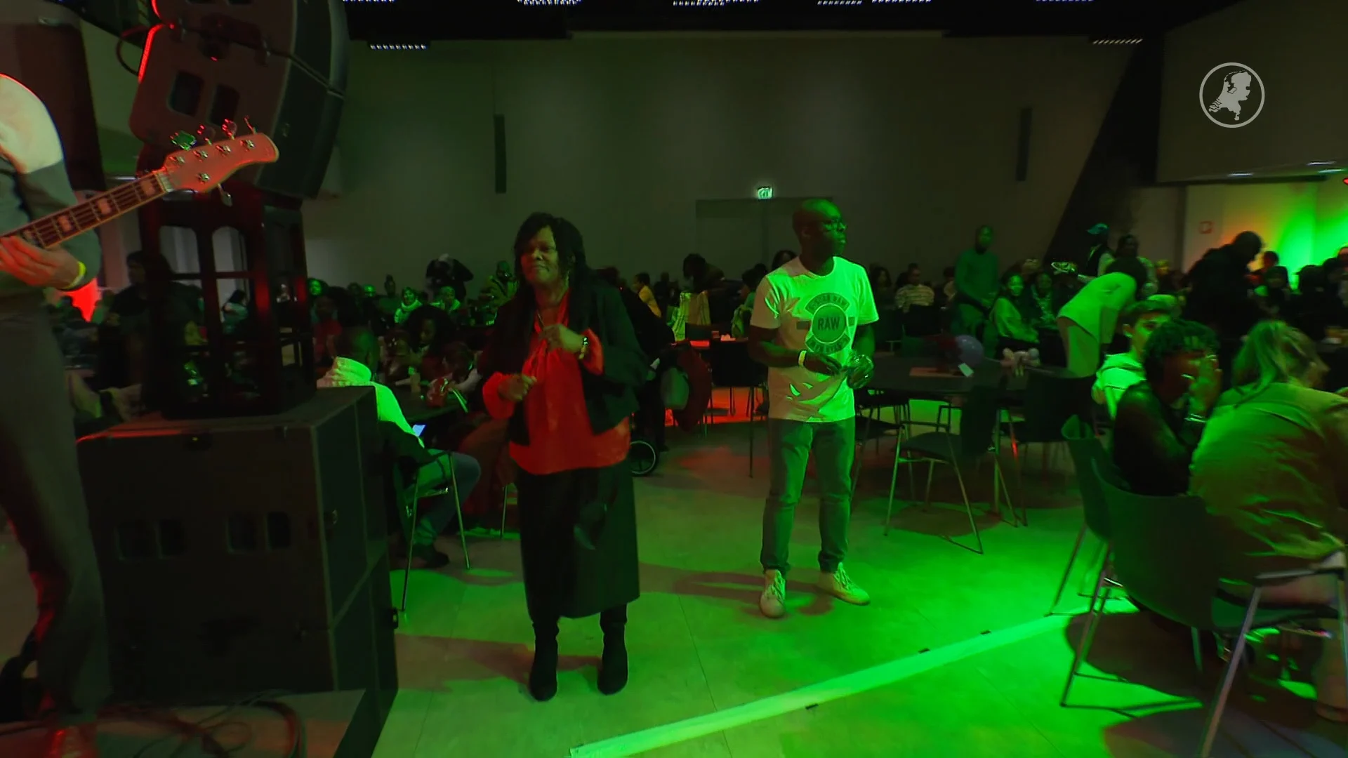 Honderden gezinnen in armoede genieten van kerstdiner in ArenA