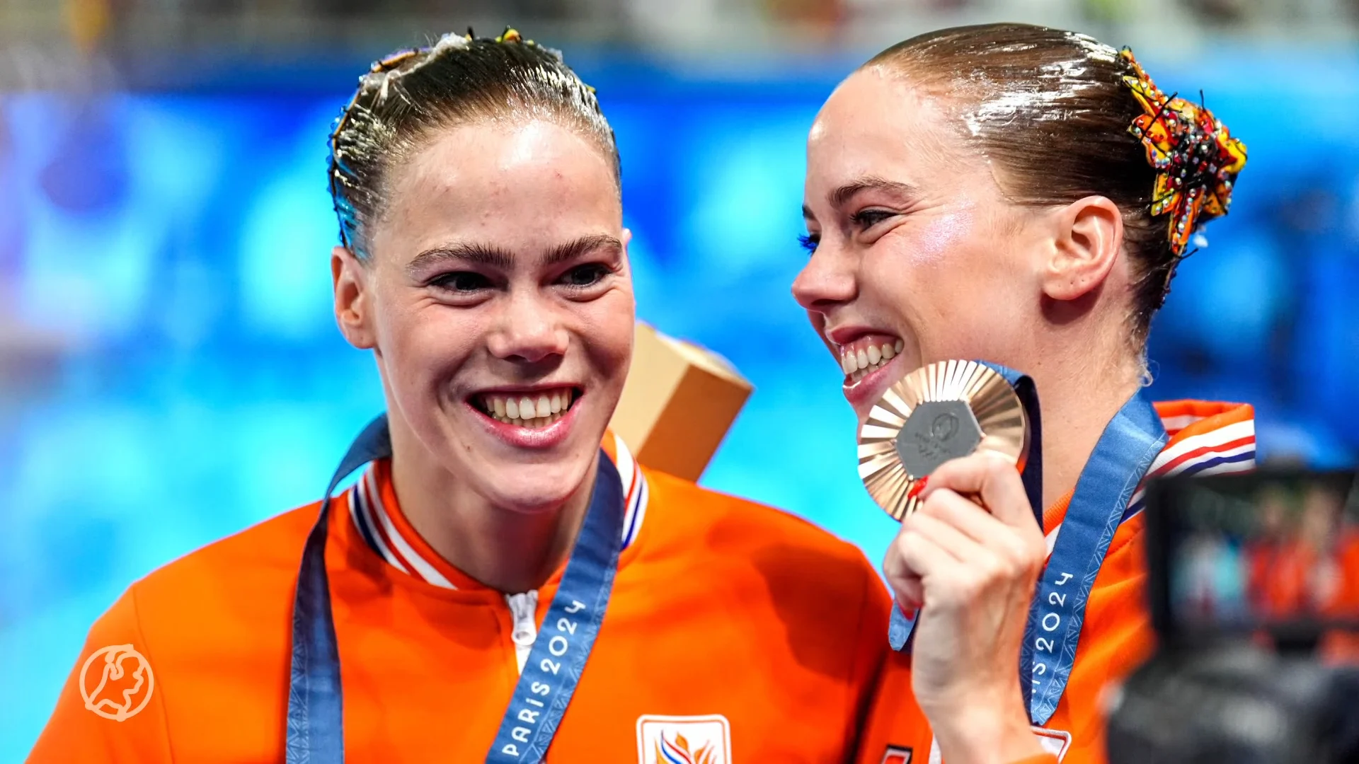 Twee keer in het zonnetje: synchroonzwemzusjes gehuldigd in Hoofddorp