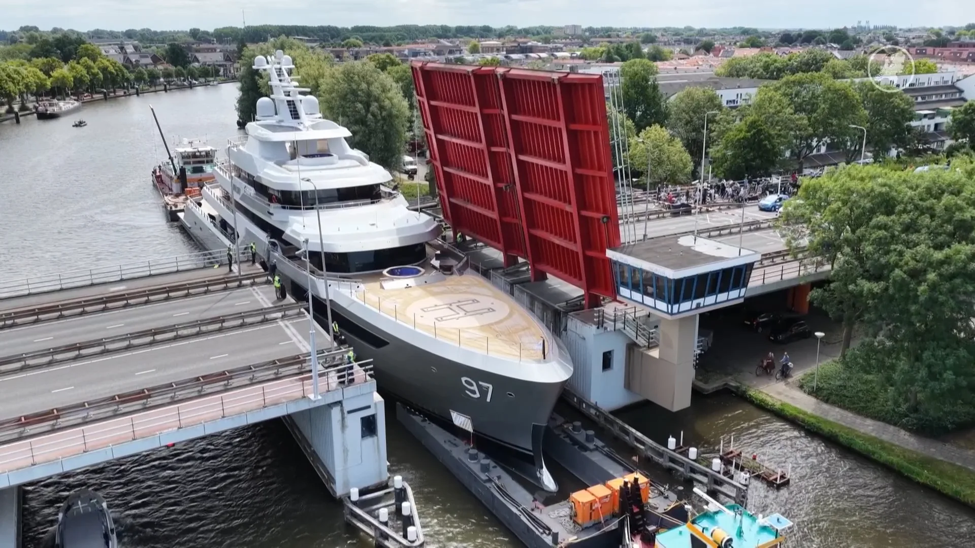 Zwembad, helidek én grasveld voor honden: megajacht trekt bekijks in Alphen aan den Rijn