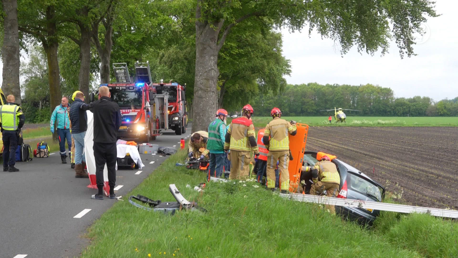 Auto raakt van weg en botst hard tegen boom in De Krim