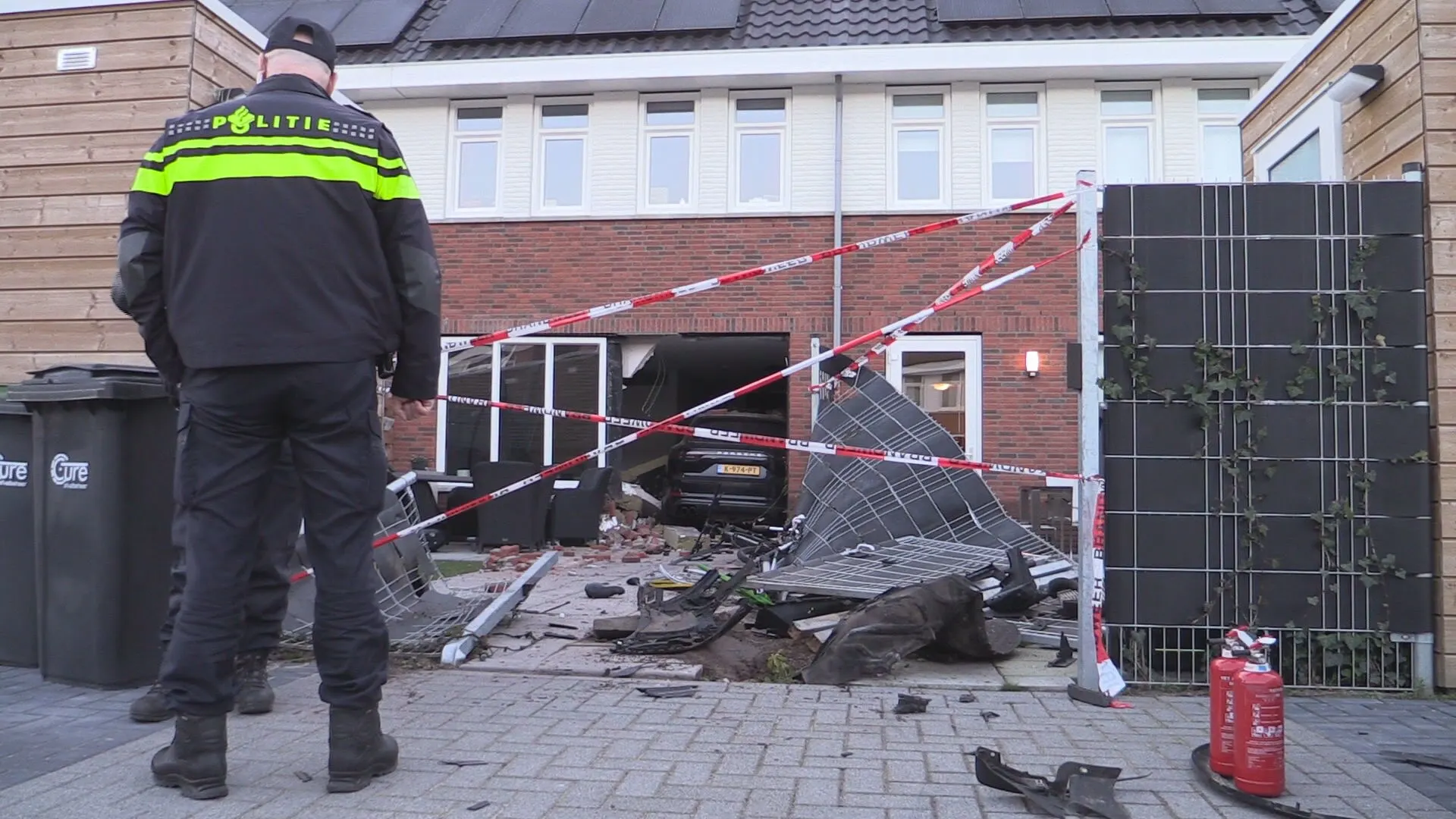 Bestuurder Porsche rijdt woning Eindhoven binnen, neemt vervolgens de benen