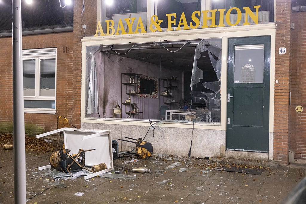 Ruiten vernield en meubels naar buiten geblazen bij twee explosies in Amsterdam