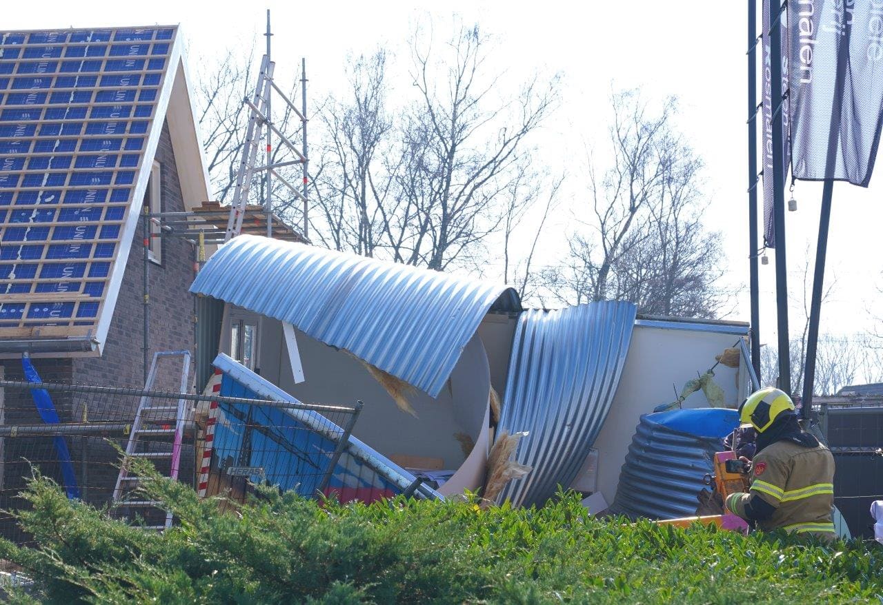 Pallet met dakpannen valt op bouwkeet in Rosmalen
