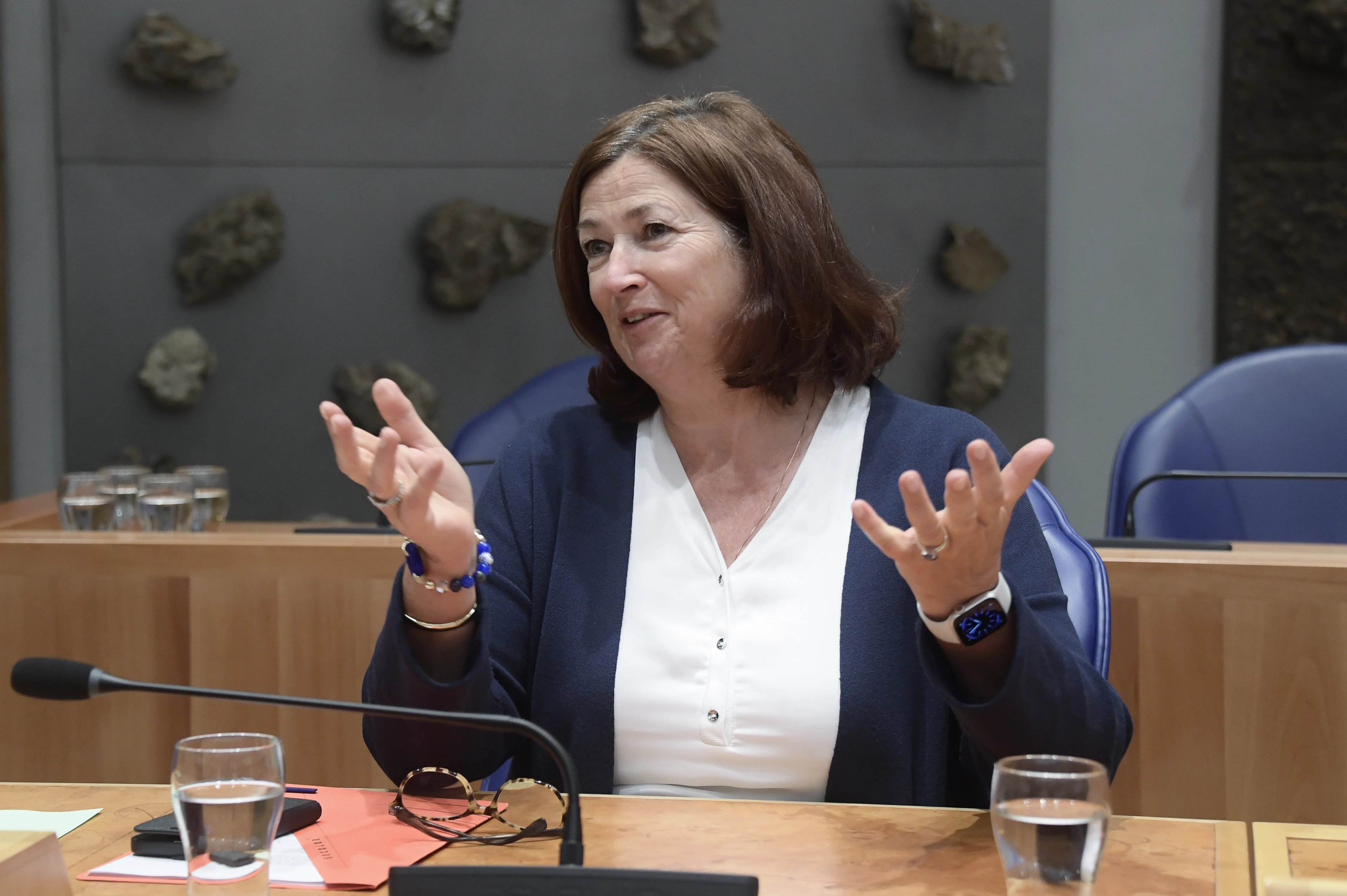 Minister Conny Helder toch naar Qatar, ondanks forse kritiek