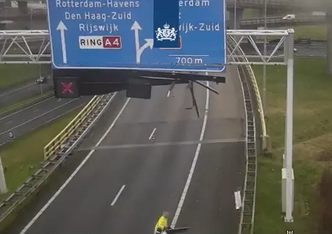 Matrixbord komt in stukken naar beneden, verbindingsweg A12 dicht