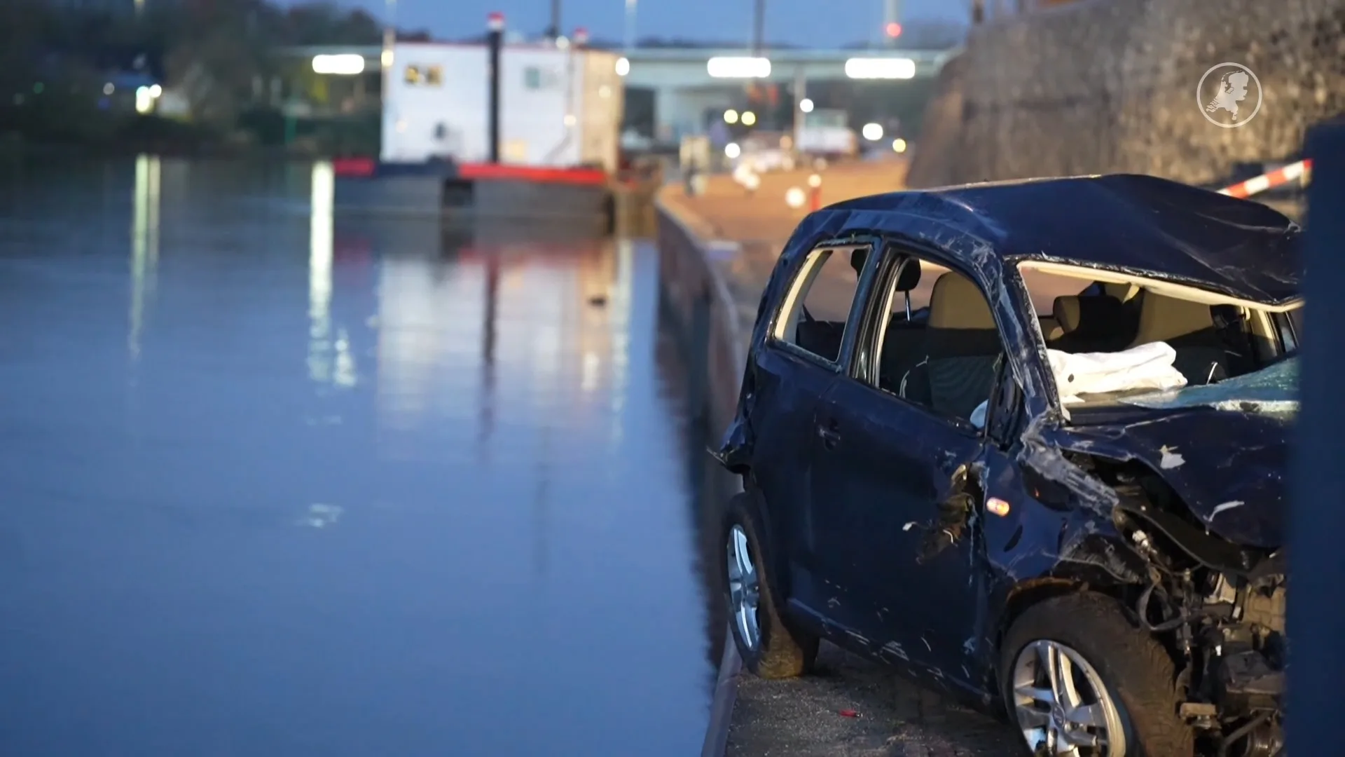 Zwaar ongeluk in Arnhem: auto belandt bijna in water, bestuurder zwaargewond