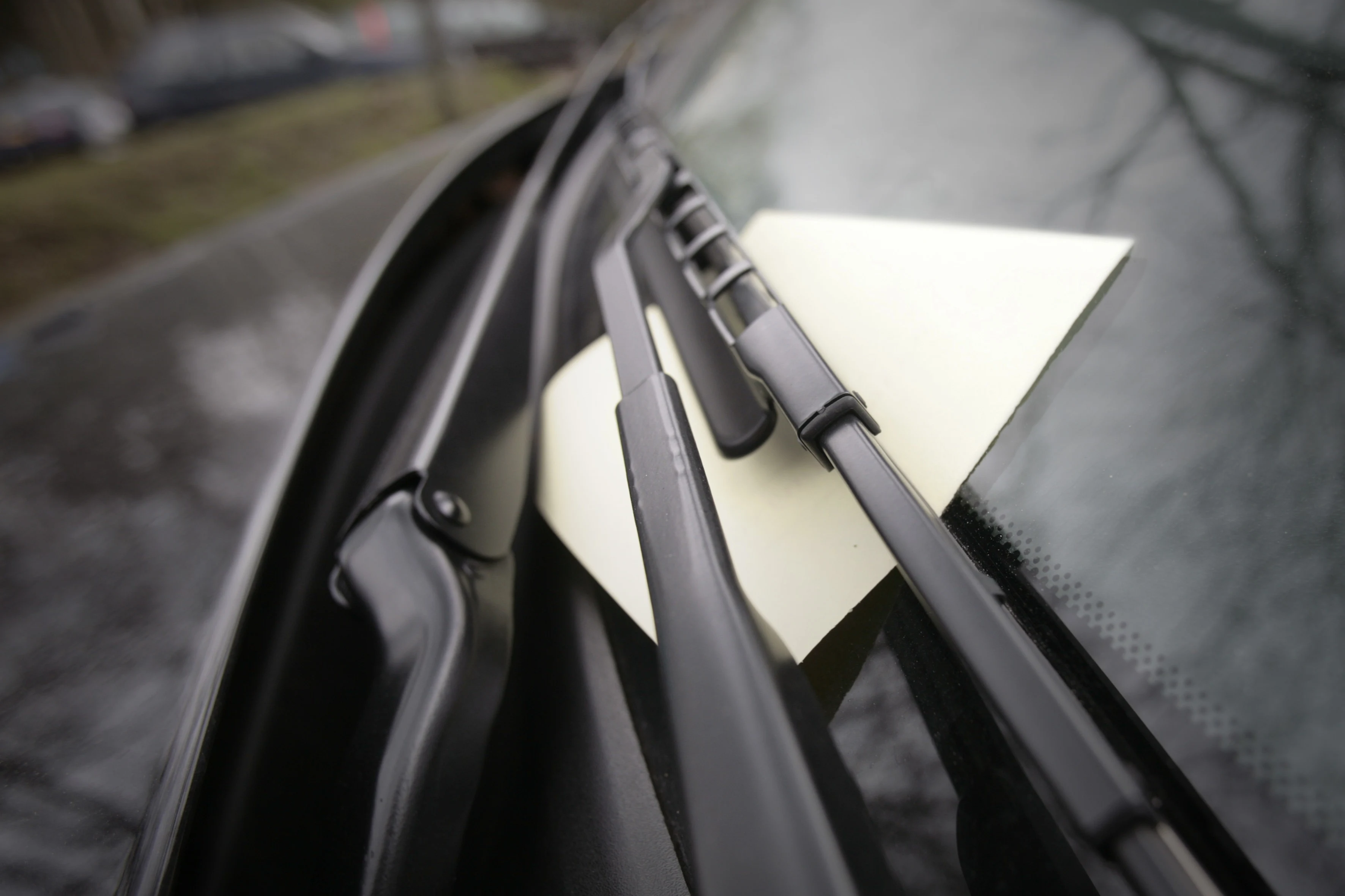 Dit is waarom je briefgeld onder je ruitenwisser niet moet vertrouwen