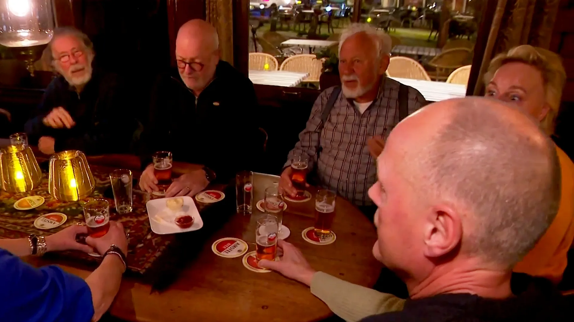 Enige échte 'Kleine café aan de haven' herdenkt Vader Abraham