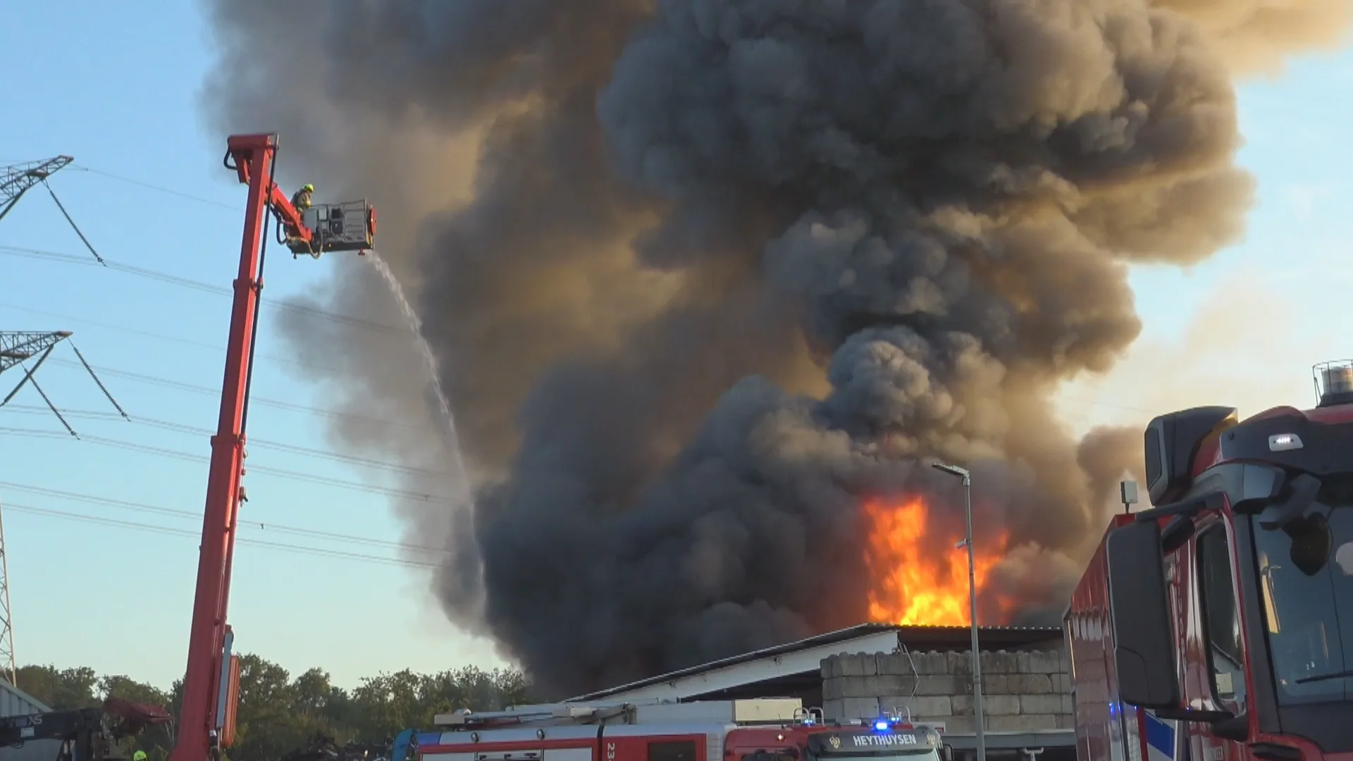 Grote brand bij metaalrecyclingsbedrijf in Haelen, rook trekt richting dorp