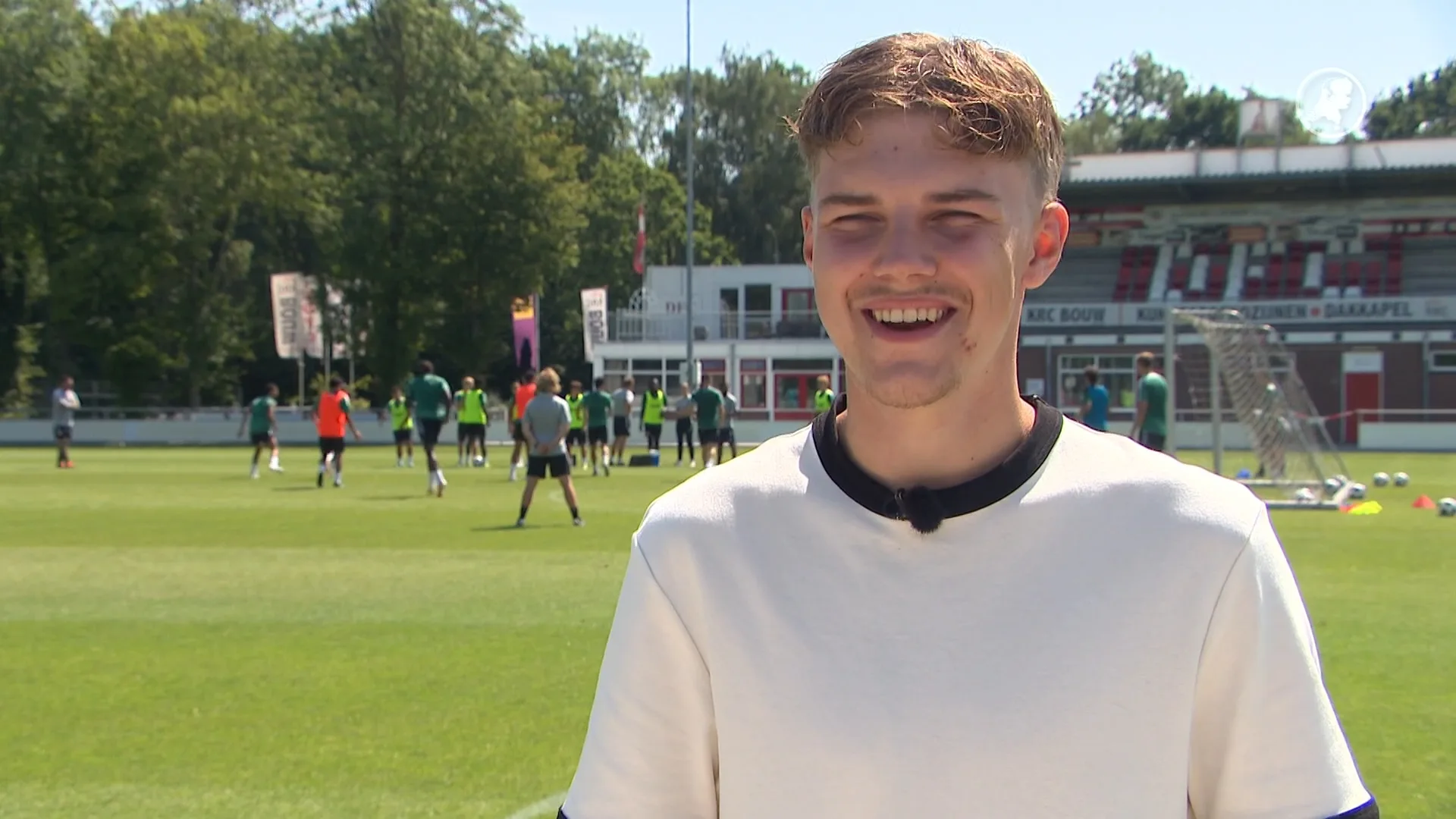 Van tribune naar profveld: Quinn (20) fluit plots wedstrijd FC Dordrecht