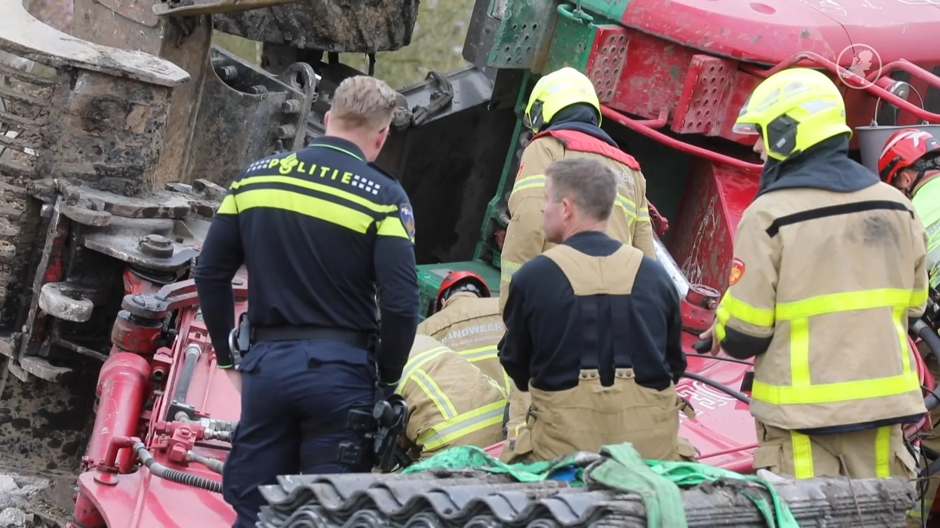 Man zwaargewond na kantelen graafmachine in Loenen
