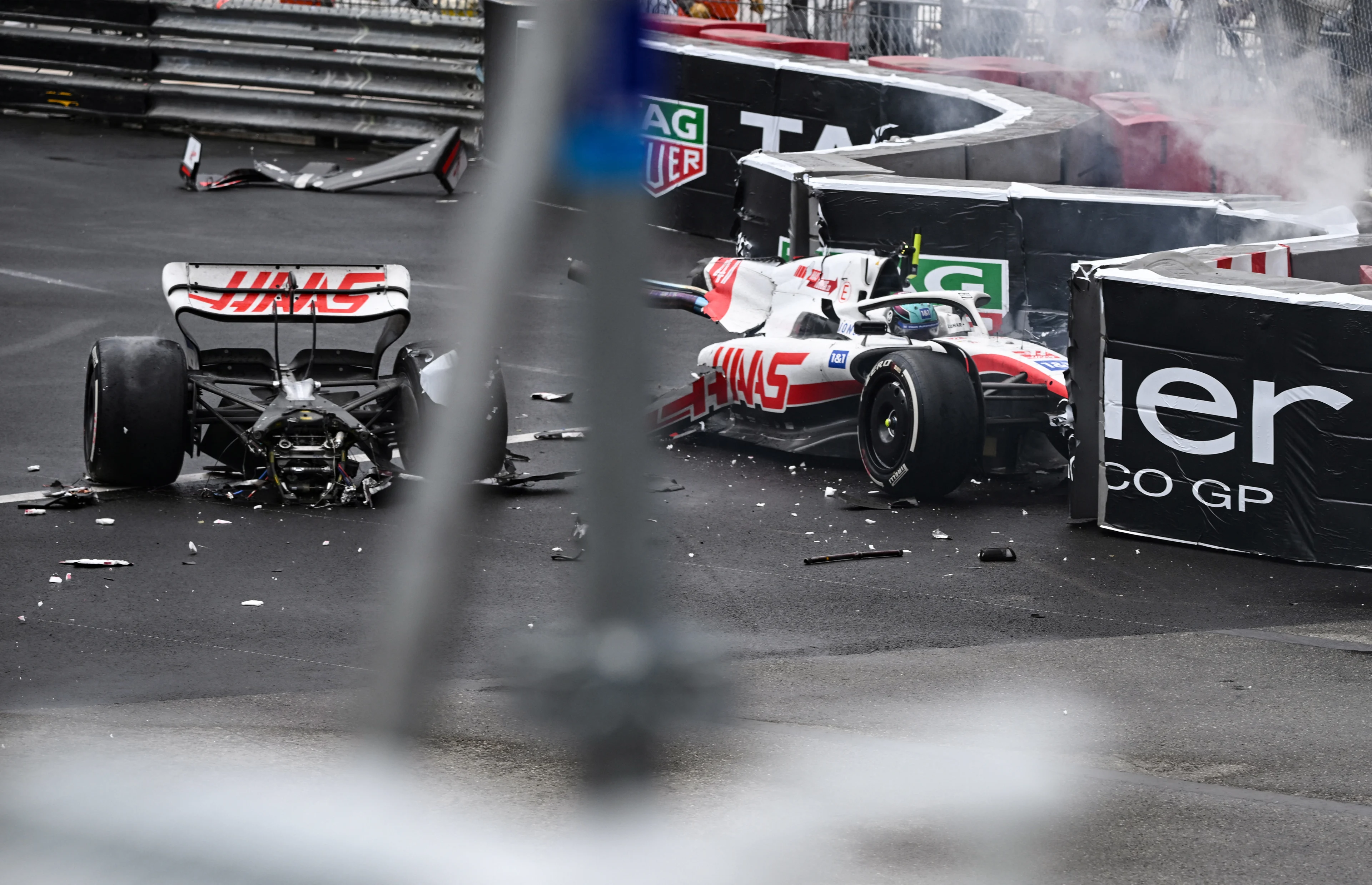 Mick Schumacher crasht hard in Monaco: auto breekt in tweeën