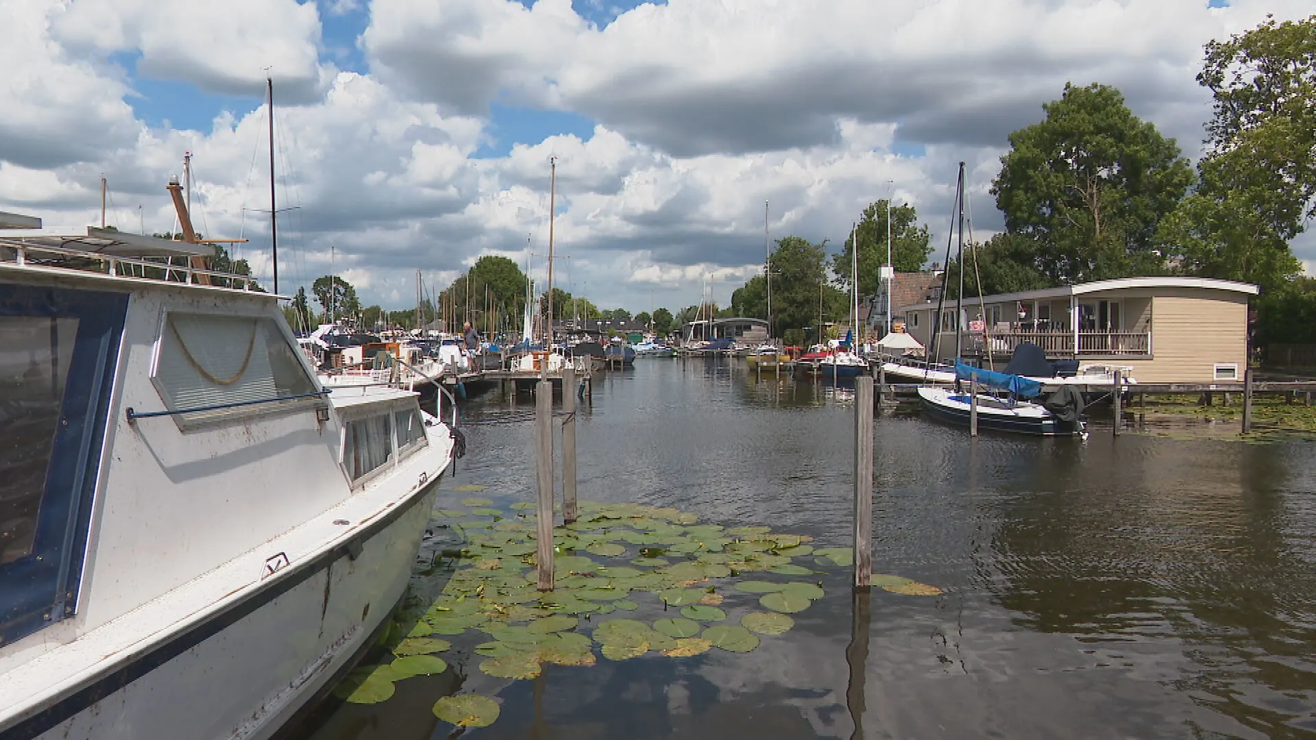 Bewoners woonboten Loosdrechtse Plassen in stress: ze moeten weg, maar waar naartoe?