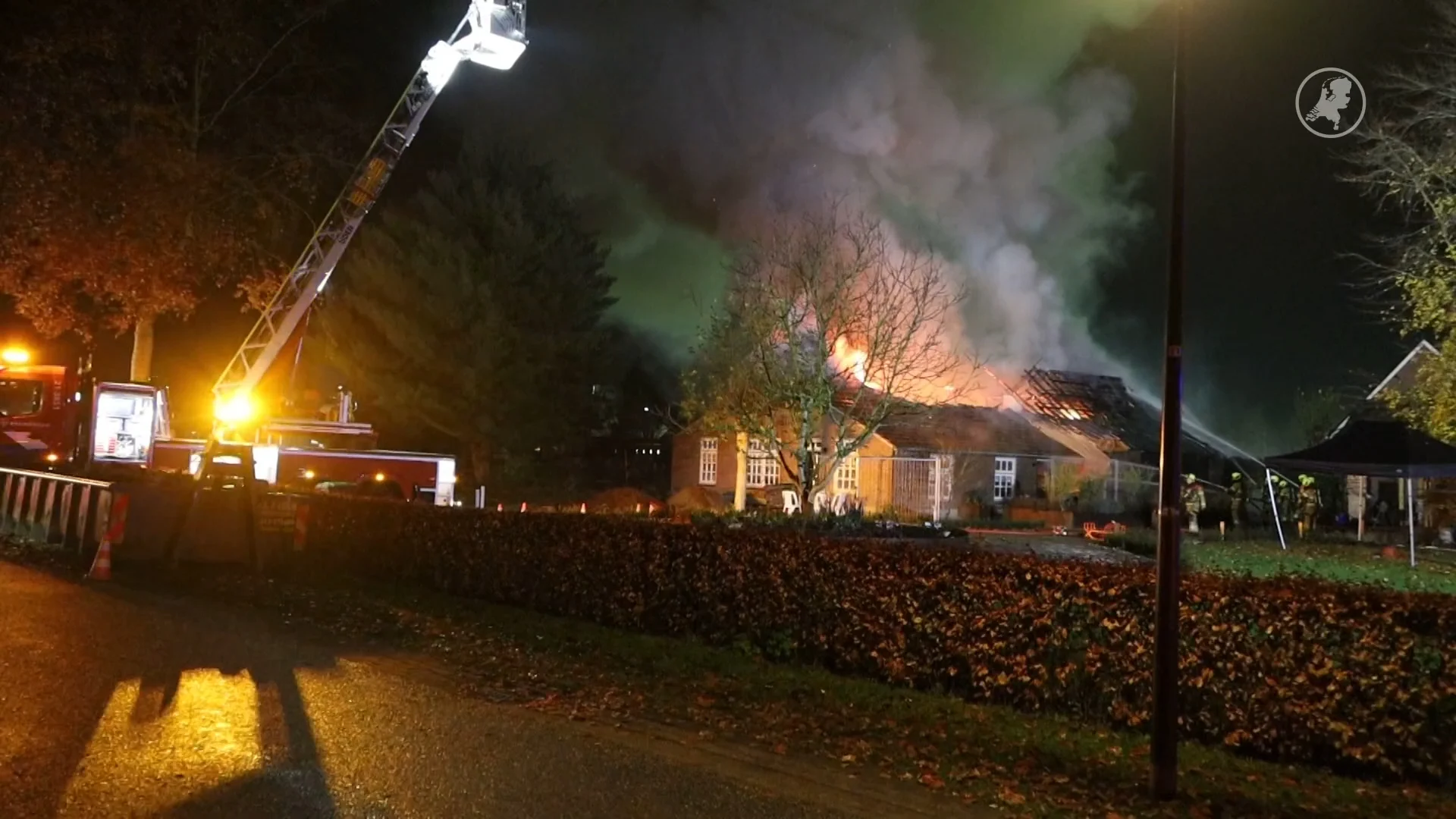Grote brand in woonboerderij Uden, een persoon gewond