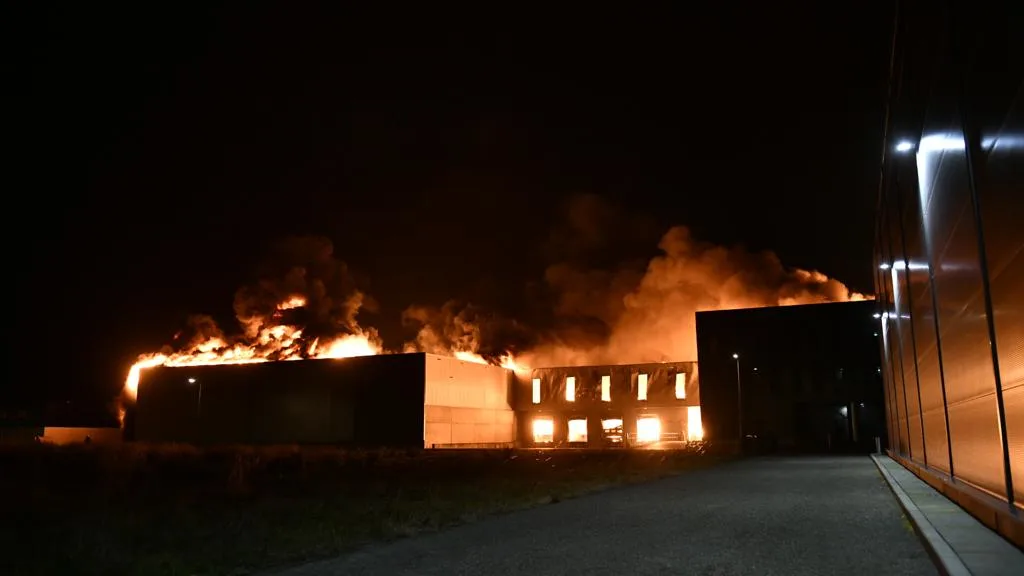 Grote brand bij bouwmaterialenhandel in Zwaag trekt veel bekijks