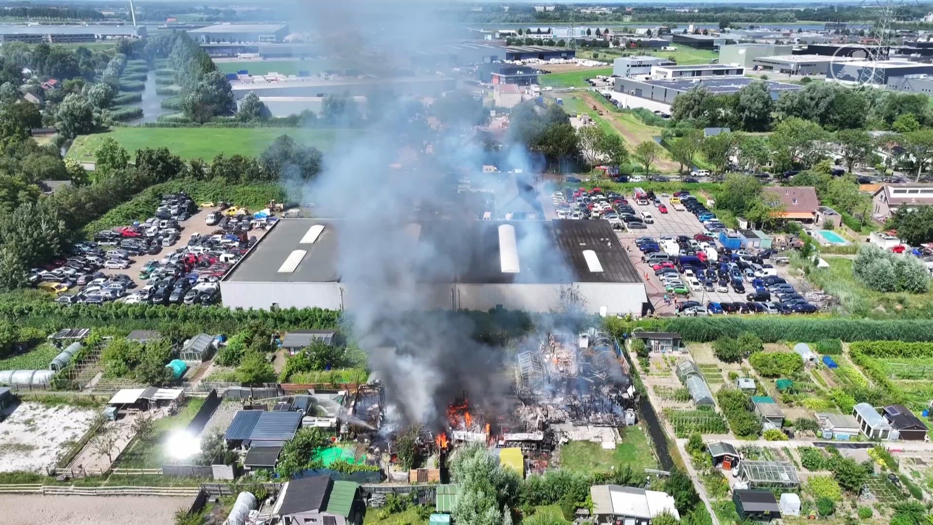 ZIEN: Flinke schuurbrand op volkstuinencomplex in Dordrecht