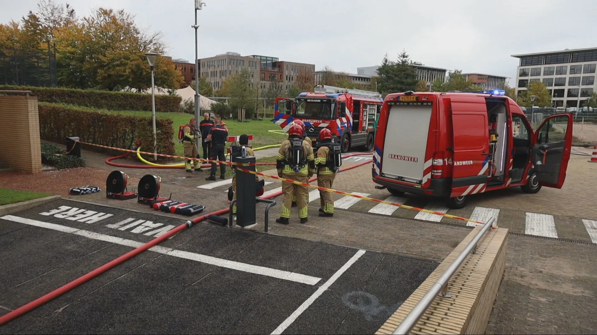 Parkeergarage en omliggende gebouwen ontruimd door grote brand Hilversum