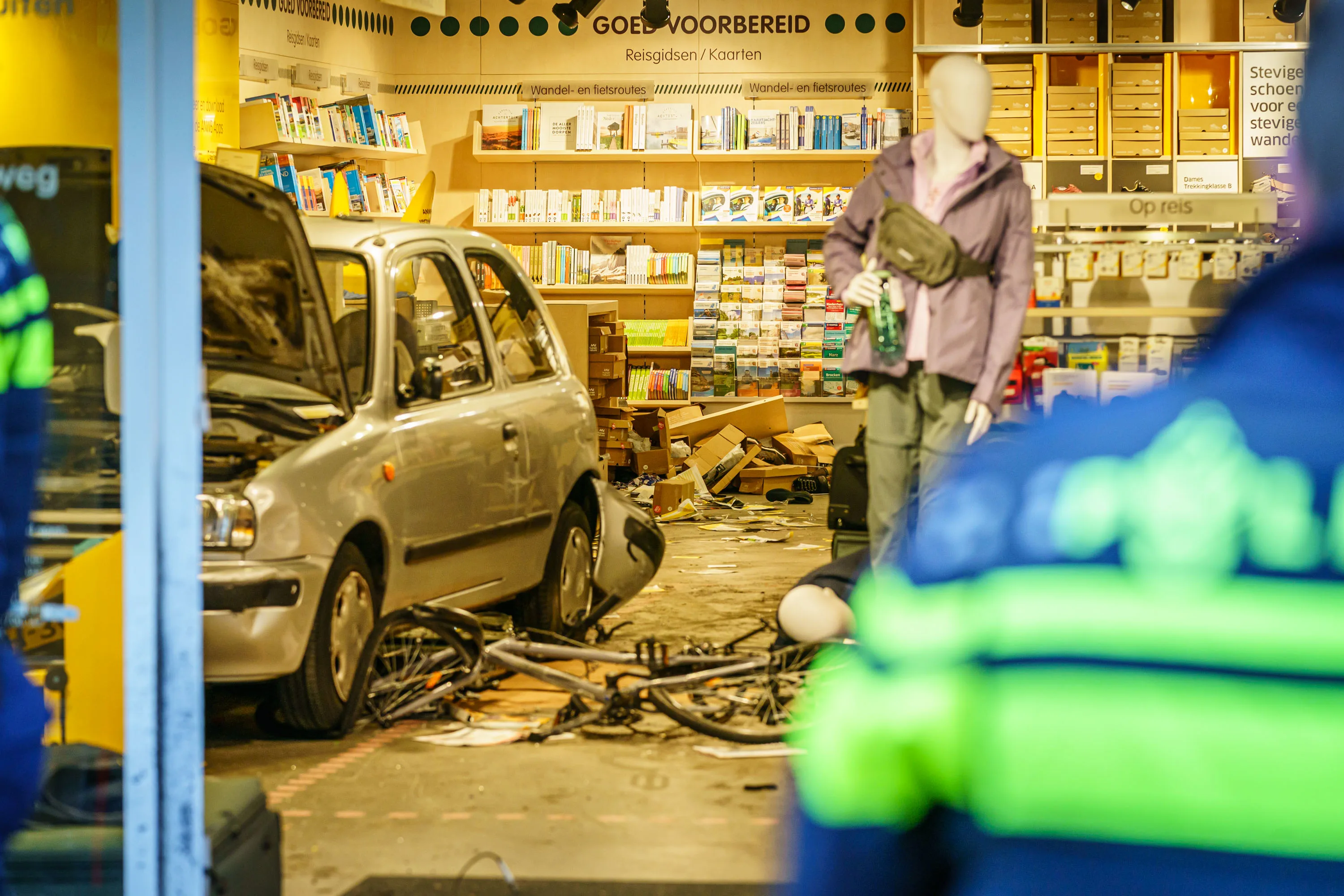 Bestuurder die ANWB-winkel in reed is 91-jarige man, drukte op gaspedaal in plaats van rem