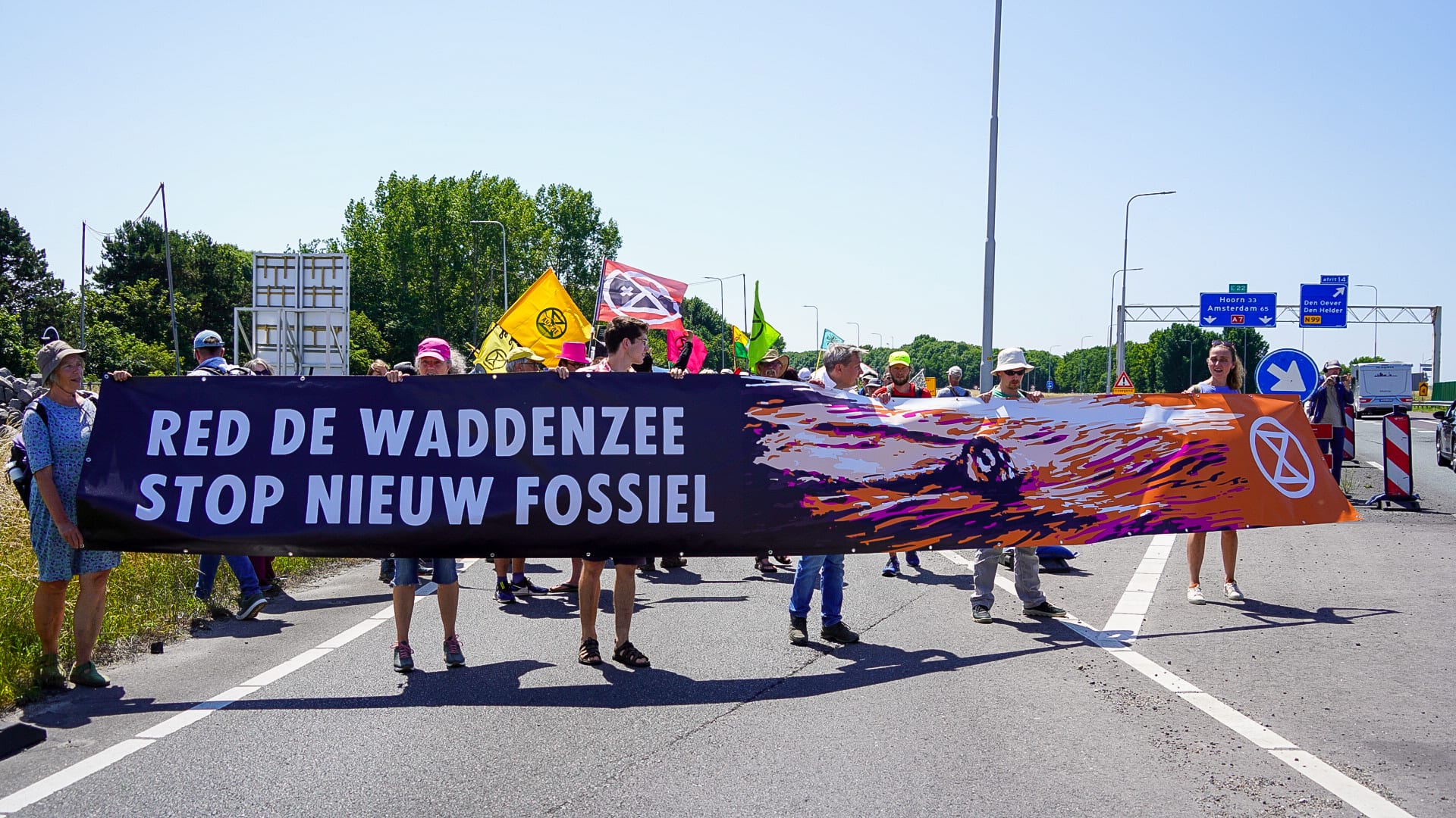 Klimaatactivisten blokkeren deel Afsluitdijk, in beide richtingen dicht