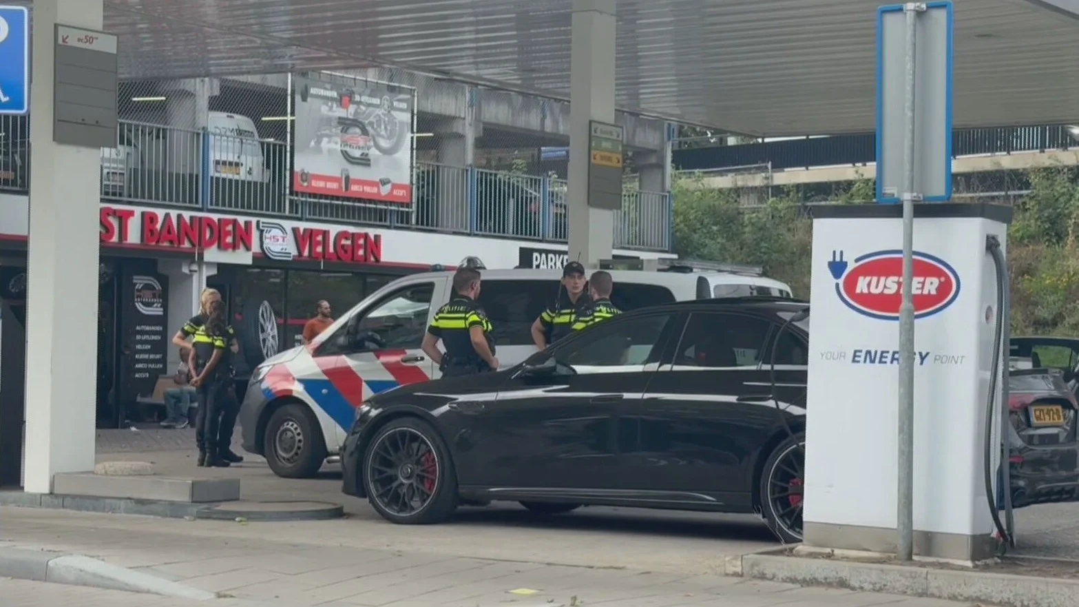 'Omstanders gebeten tijdens hondengevecht bij tankstation Arnhem'