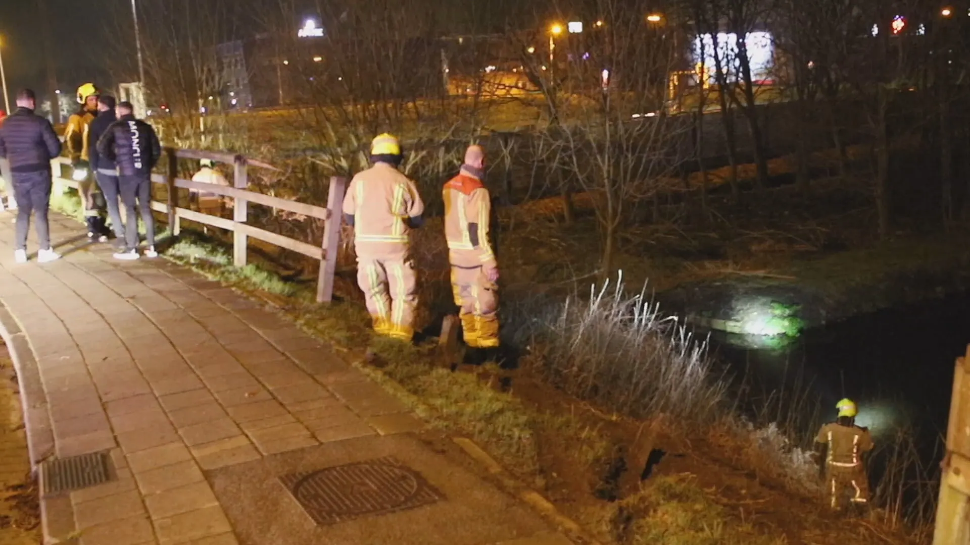 Auto in Delft vliegt uit bocht en belandt in sloot: waar zijn de inzittenden?