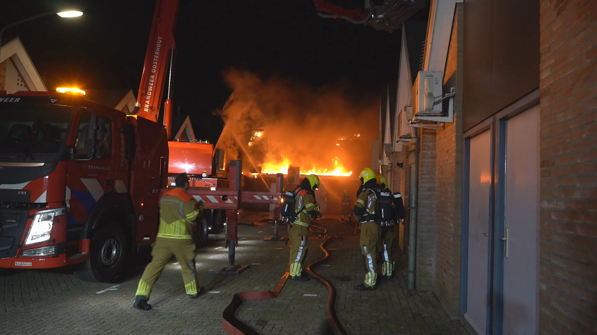 Zeer grote brand uitgebroken in winkelcentrum Oosterhout
