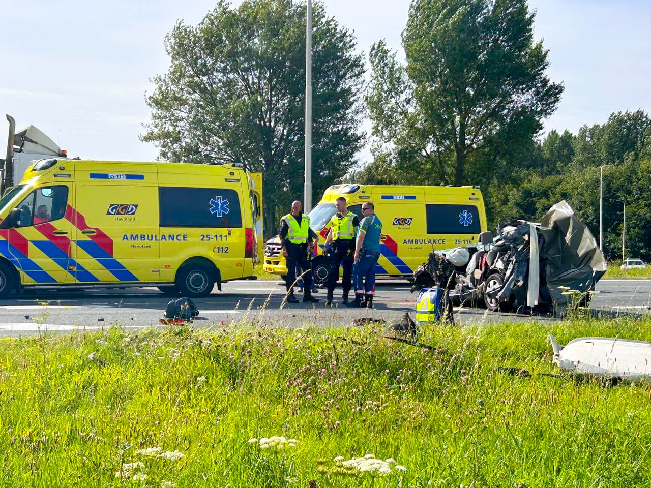 Zwaargewonde bij ernstig ongeluk tussen auto en vrachtwagen in Zeewolde