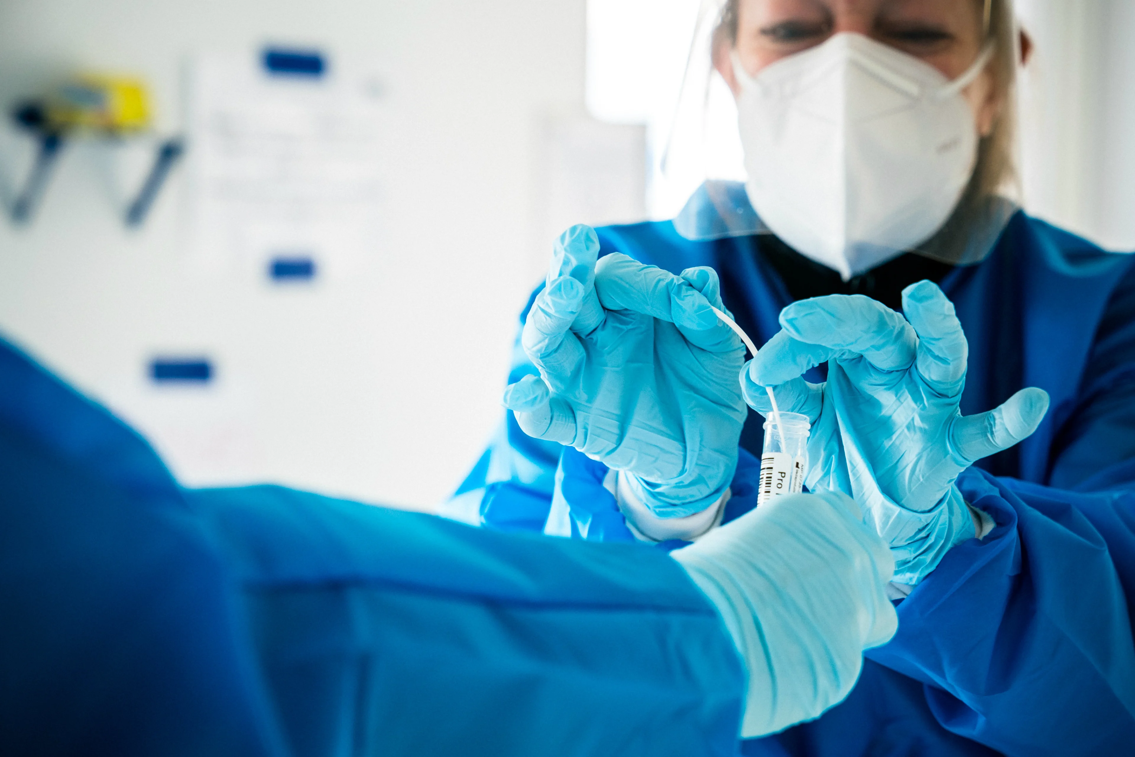 Aantal nieuw gemelde coronagevallen blijft schommelen: nu weer flinke daling