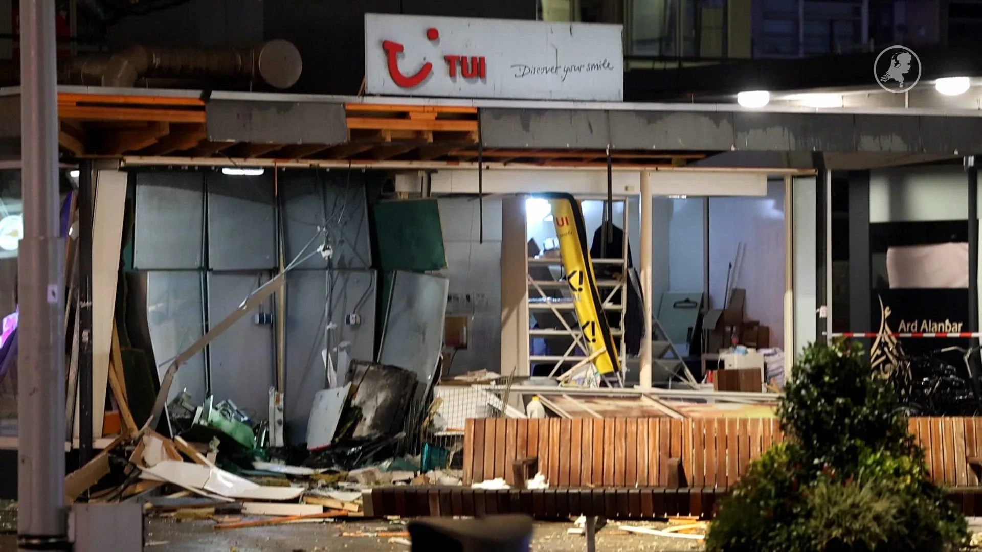 Deel van gevel eruit geblazen na plofkraak bij reisbureau in Amsterdam