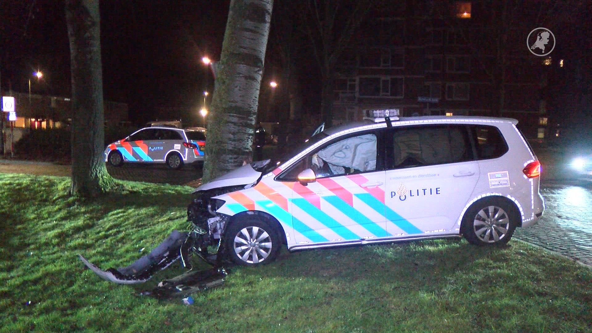 Politieauto botst tegen boom in Middelburg tijdens spoedrit