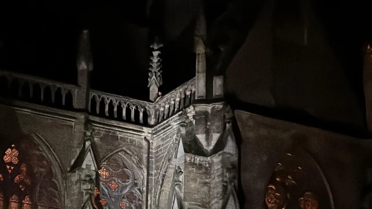 Man klimt midden in de nacht in kerktoren en luidt klokken