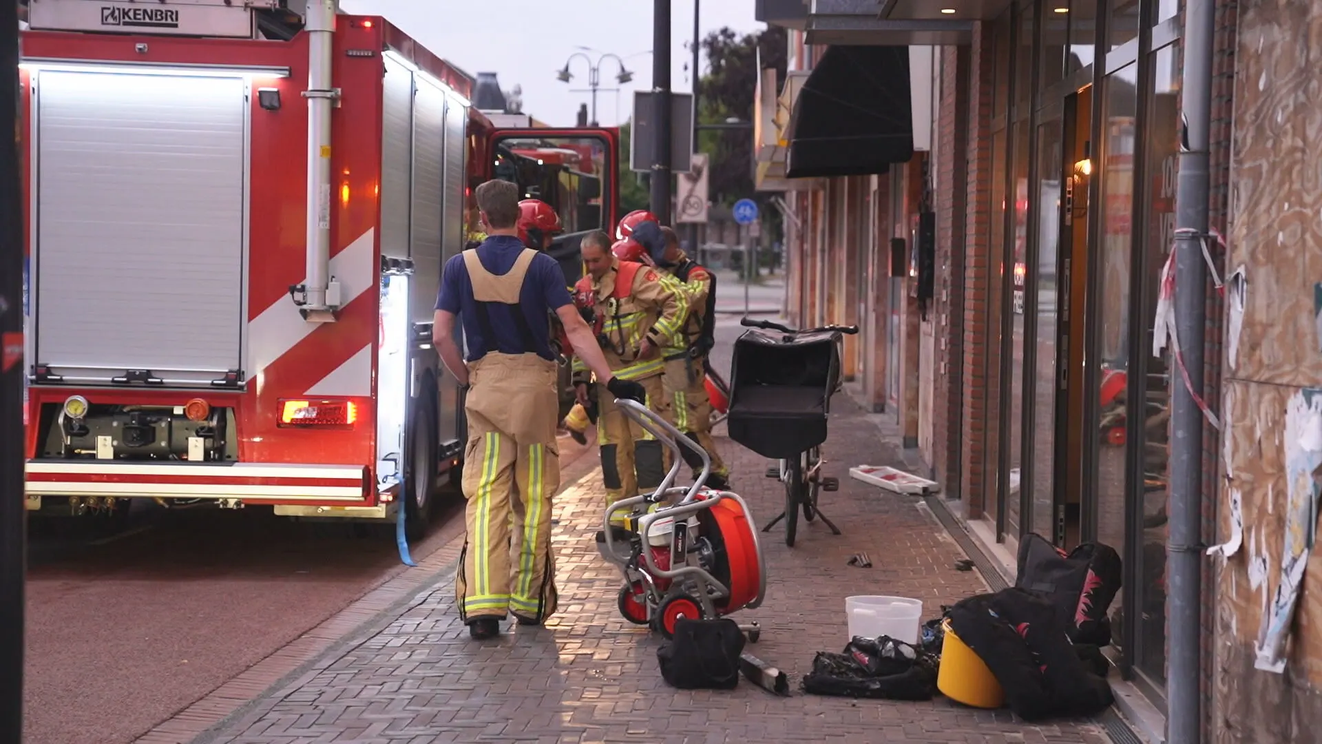 Accu elektrische bezorgfiets ontploft en veroorzaakt brand bij pizzeria Eindhoven