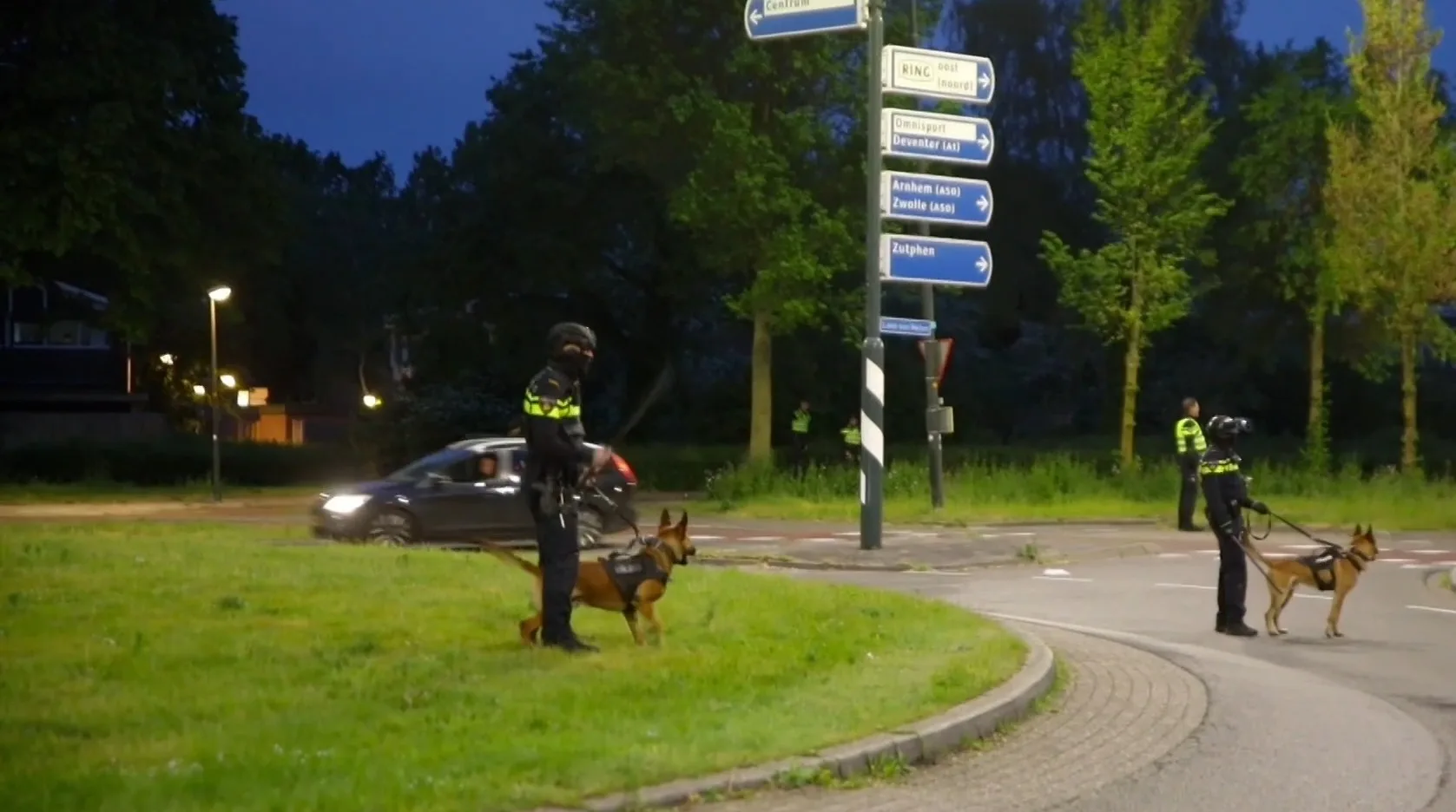 Protest tegen azc in Apeldoorn loopt uit de hand: vuurwerk naar politie