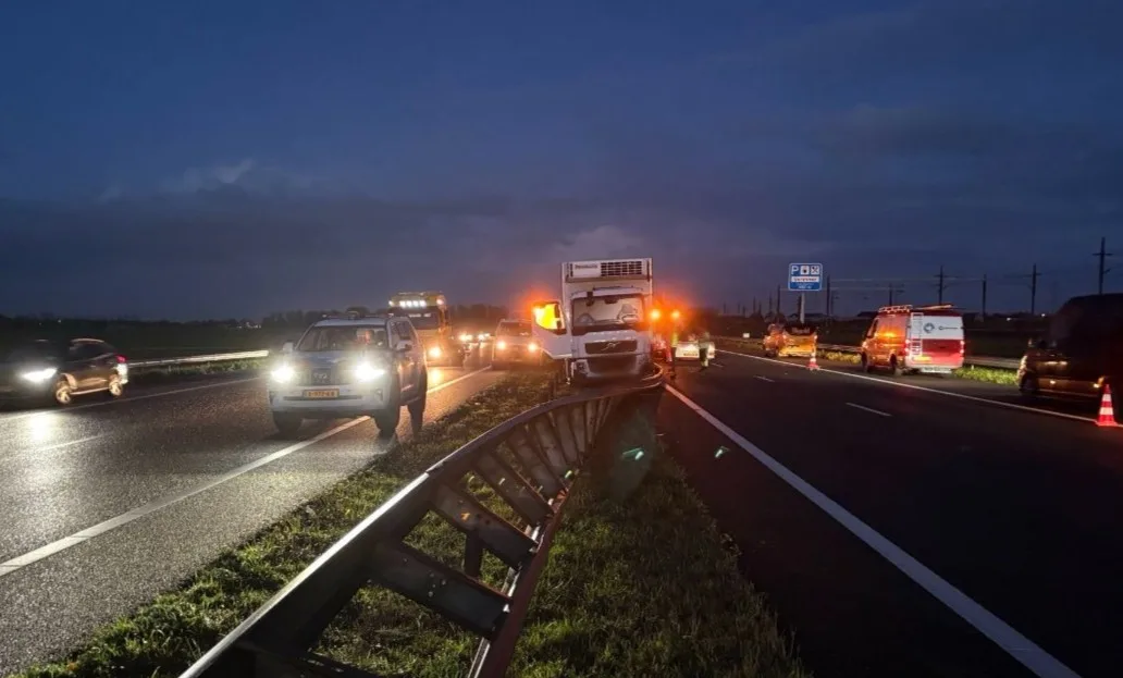 Auto en vrachtwagen botsen op A15: 200 meter vangrail moet worden vervangen
