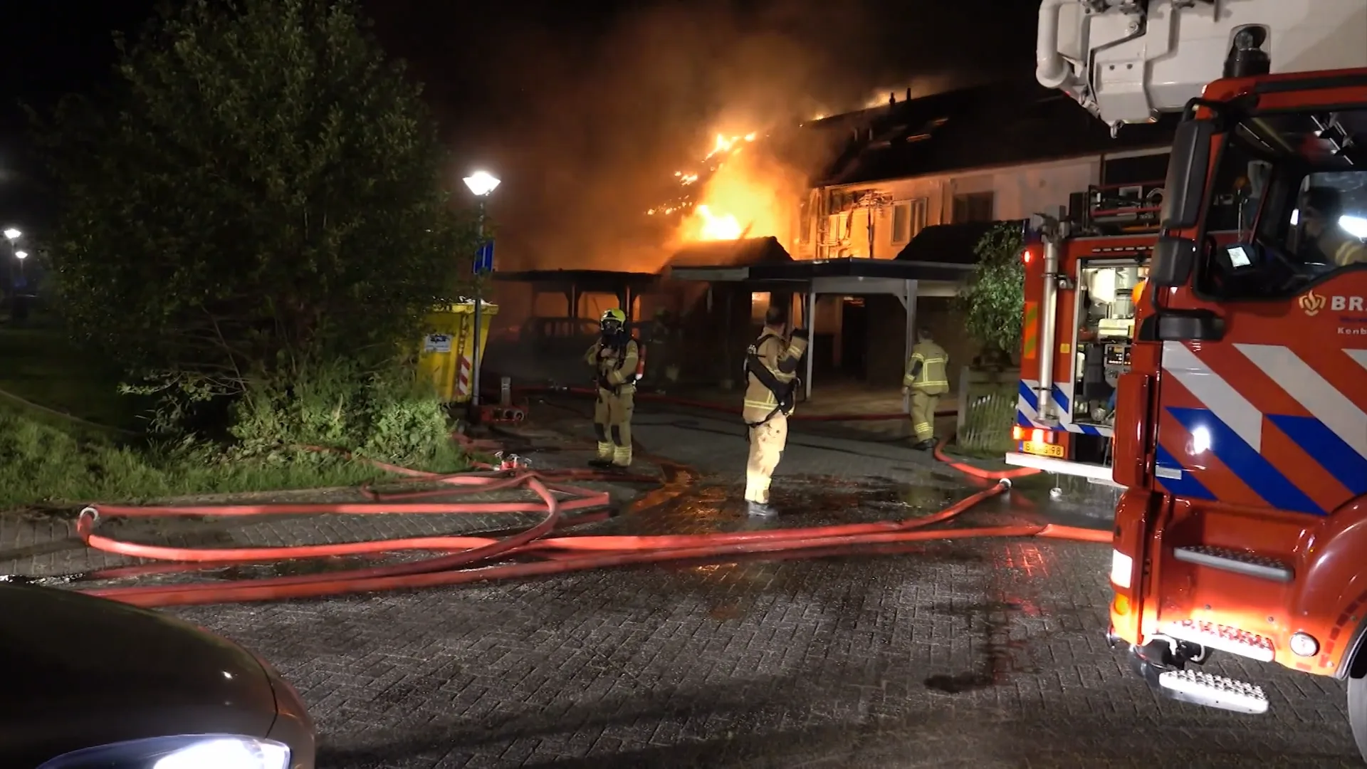 Meerdere woningen ontruimd bij grote brand in Zwaag