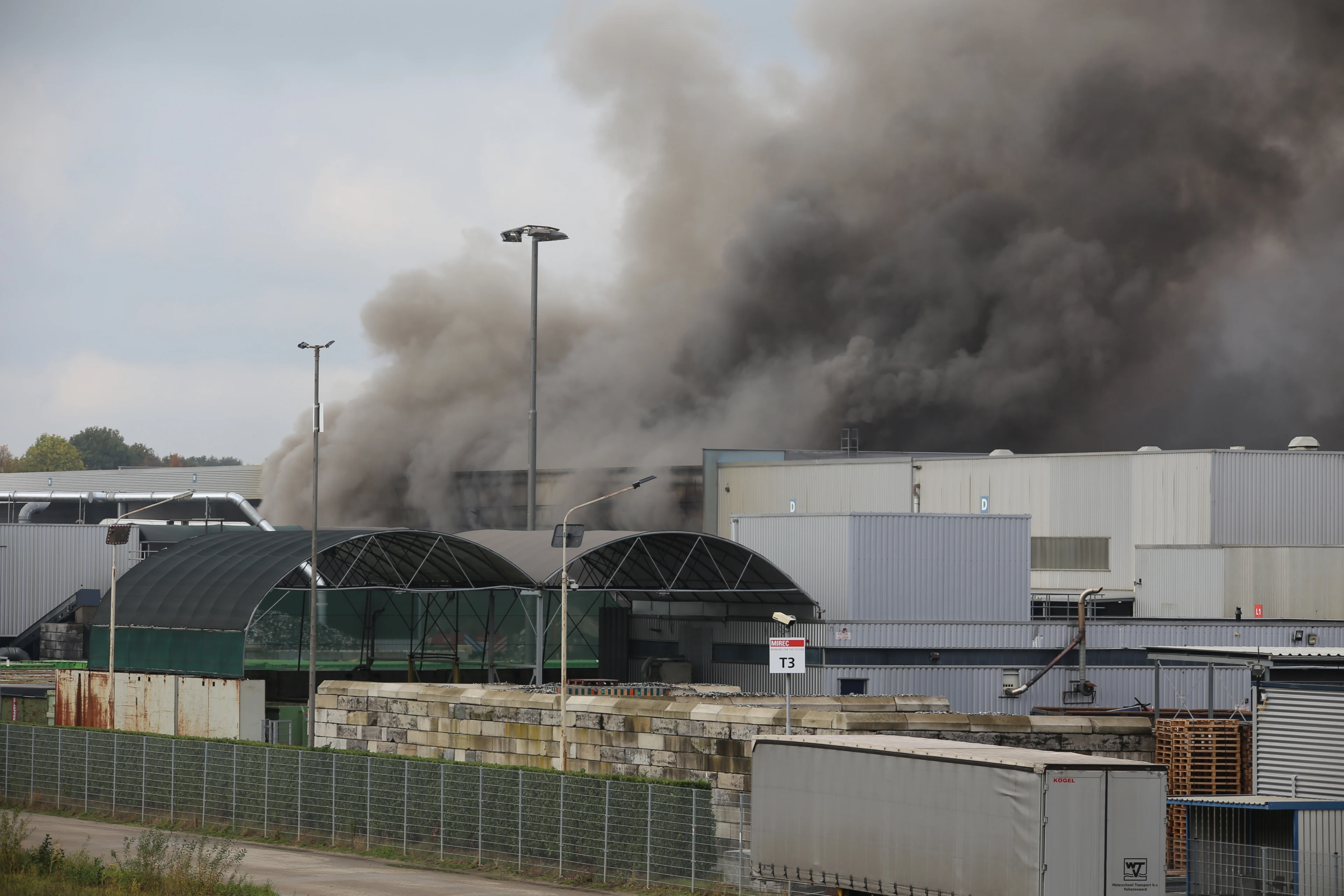Veel rook vrijgekomen bij zeer grote brand bij industrieterrein Eindhoven