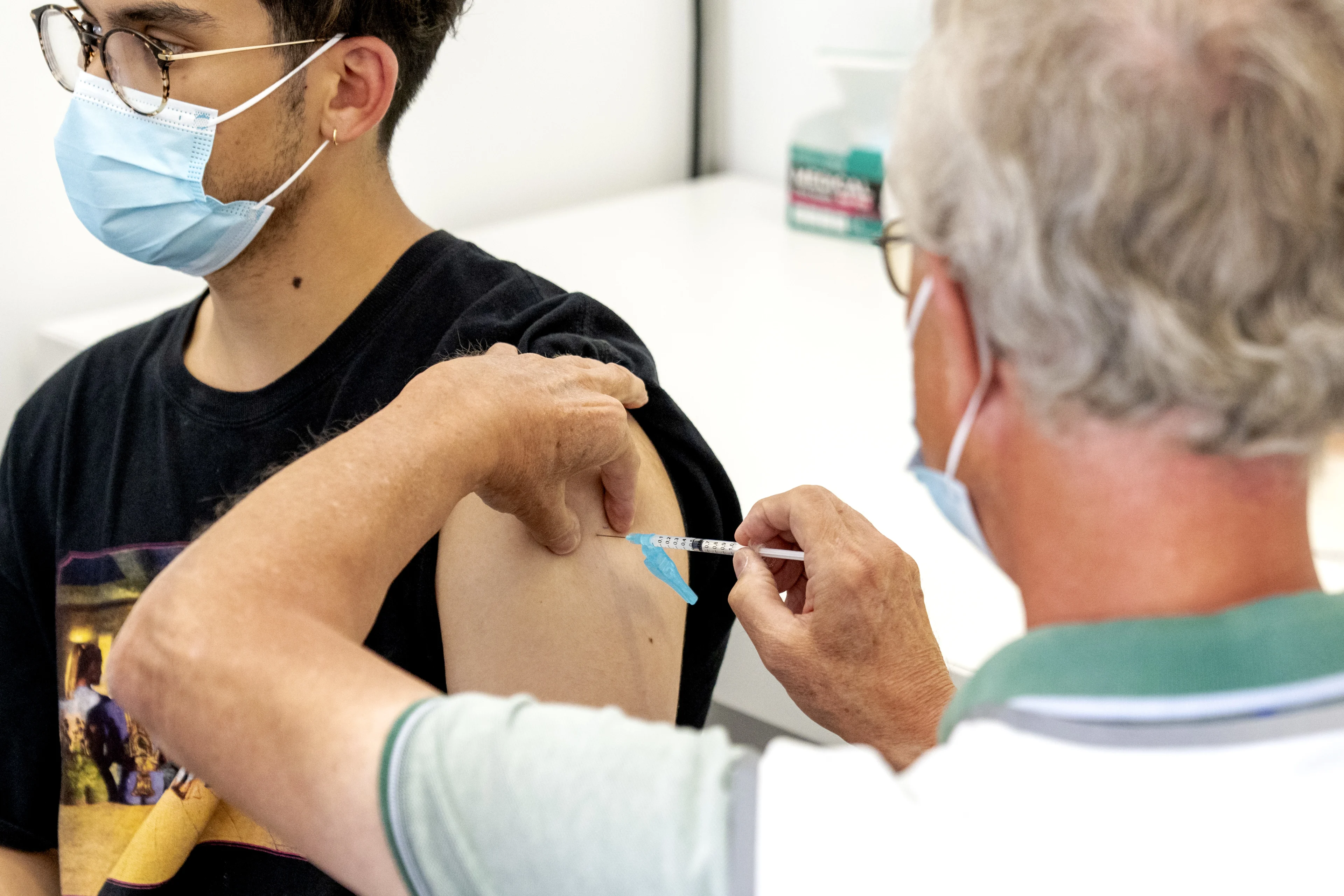 Scholen willen zelf studenten gaan prikken: 'Alles om het aantal besmettingen zo laag mogelijk te houden'