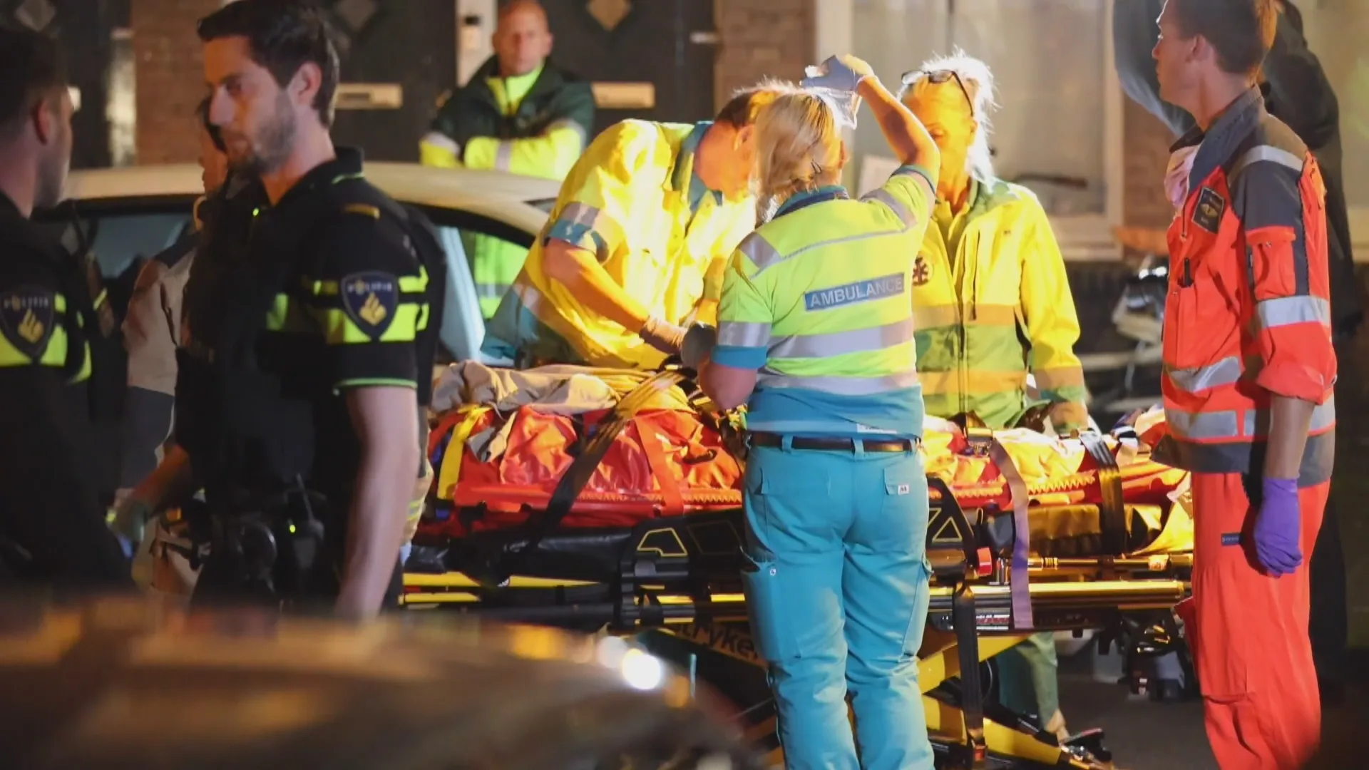 Gewonde na schietpartij in woning Den Haag, verdachten rennen weg