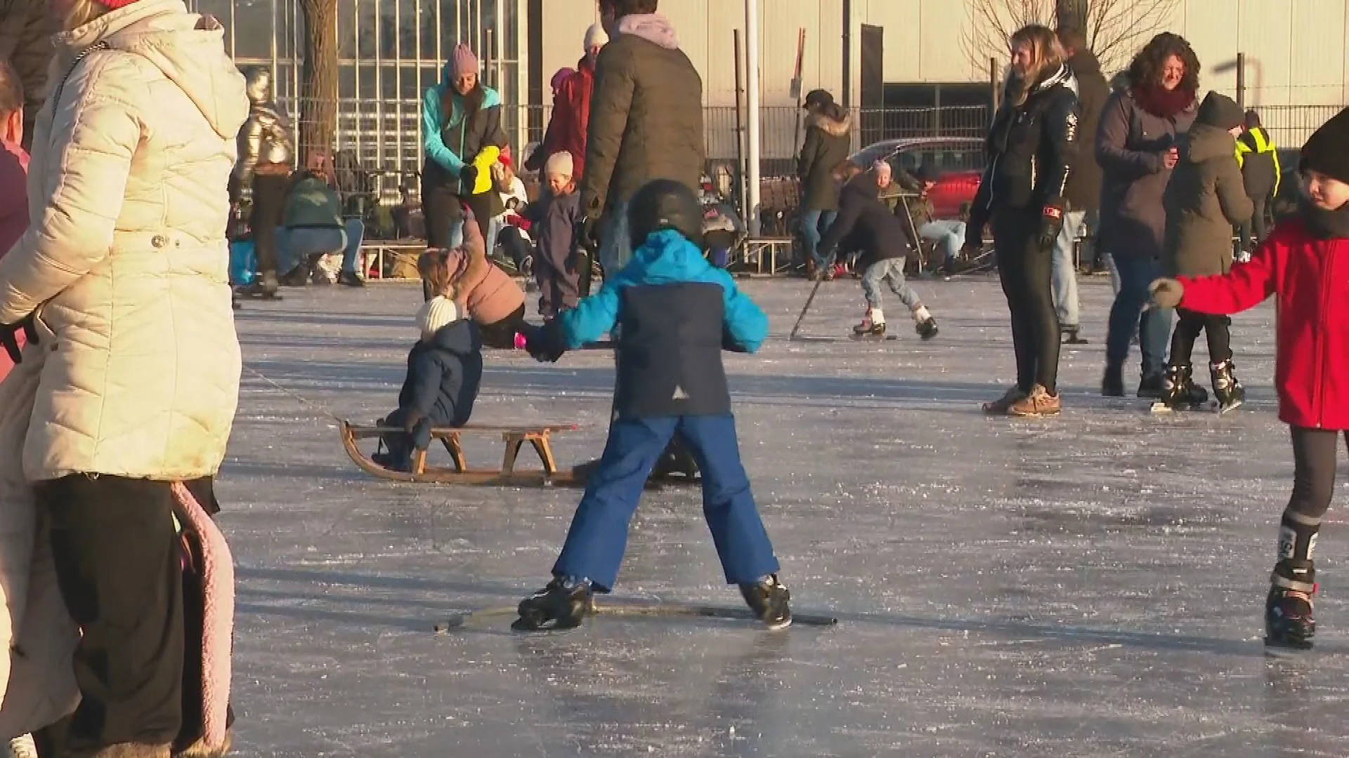 Liefhebbers zondag massaal het ijs op, hier kun je morgen weer schaatsen