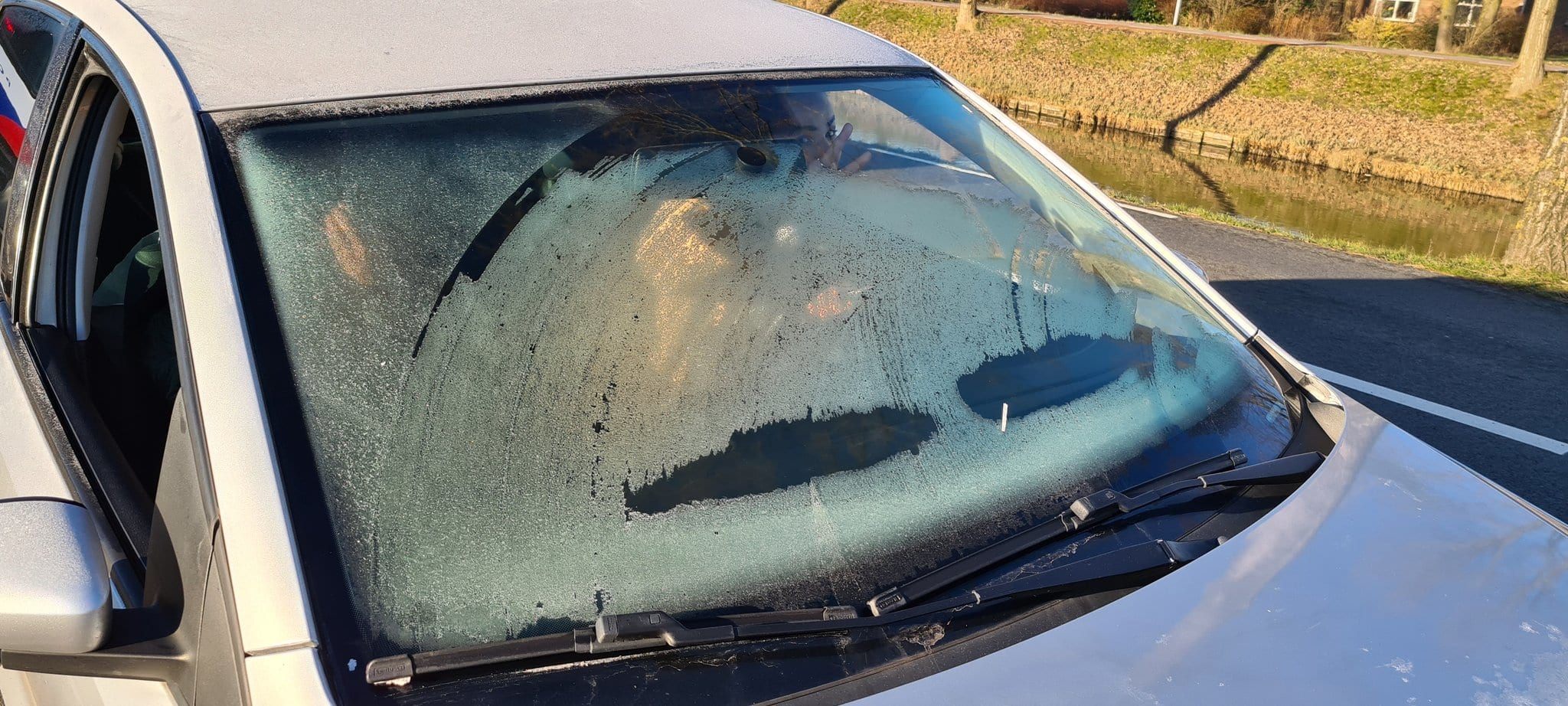 Vergeet niet te krabben: bestuurder op de bon geslingerd vanwege bevroren voorruit