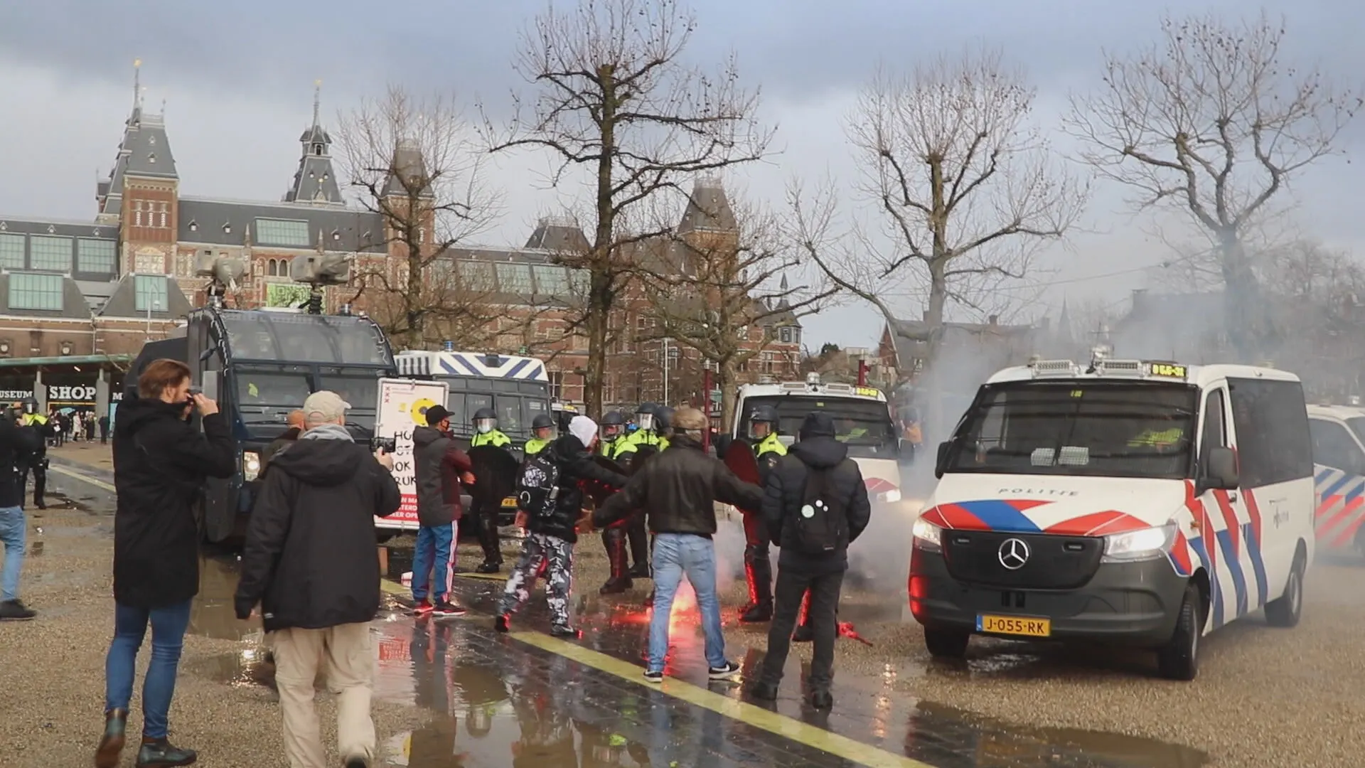 Politie opent klopjacht op relschoppers Museumplein dankzij camerabeelden