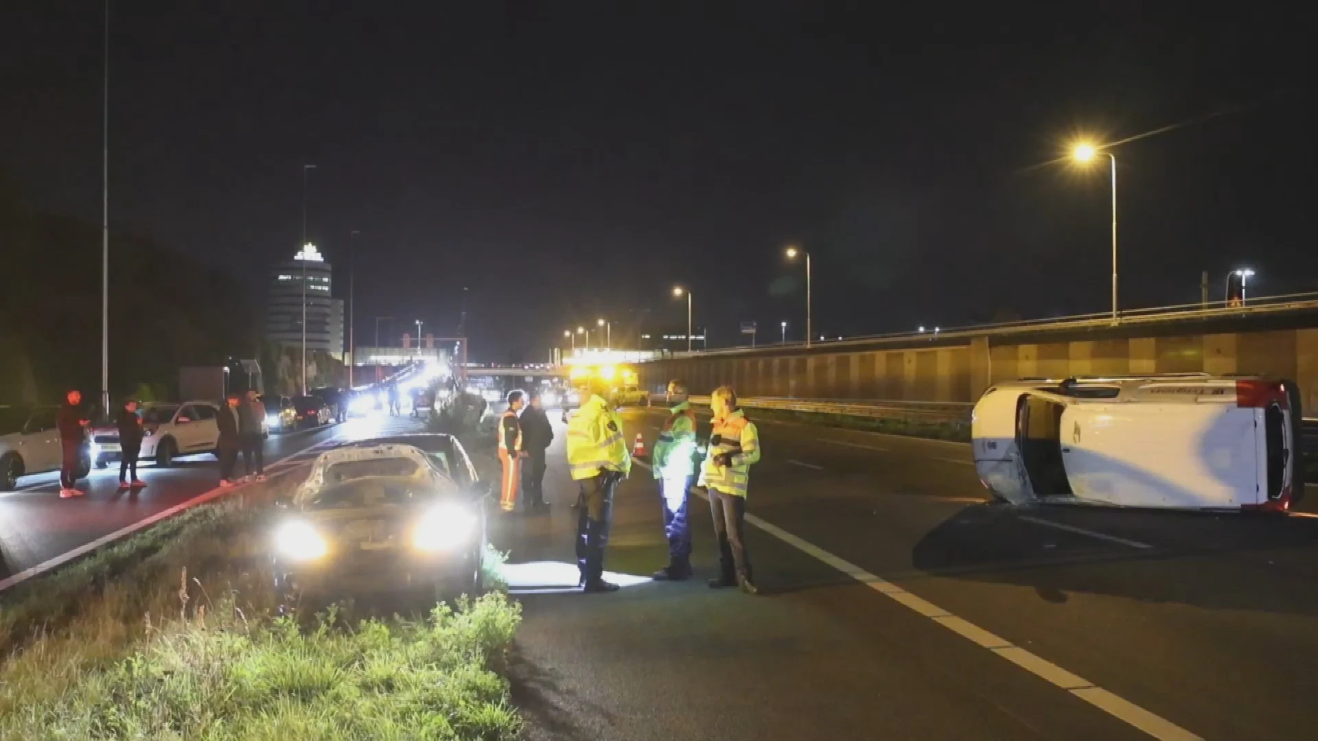 Busje belandt op z’n kant na heftig ongeluk op A12 bij Zoetermeer