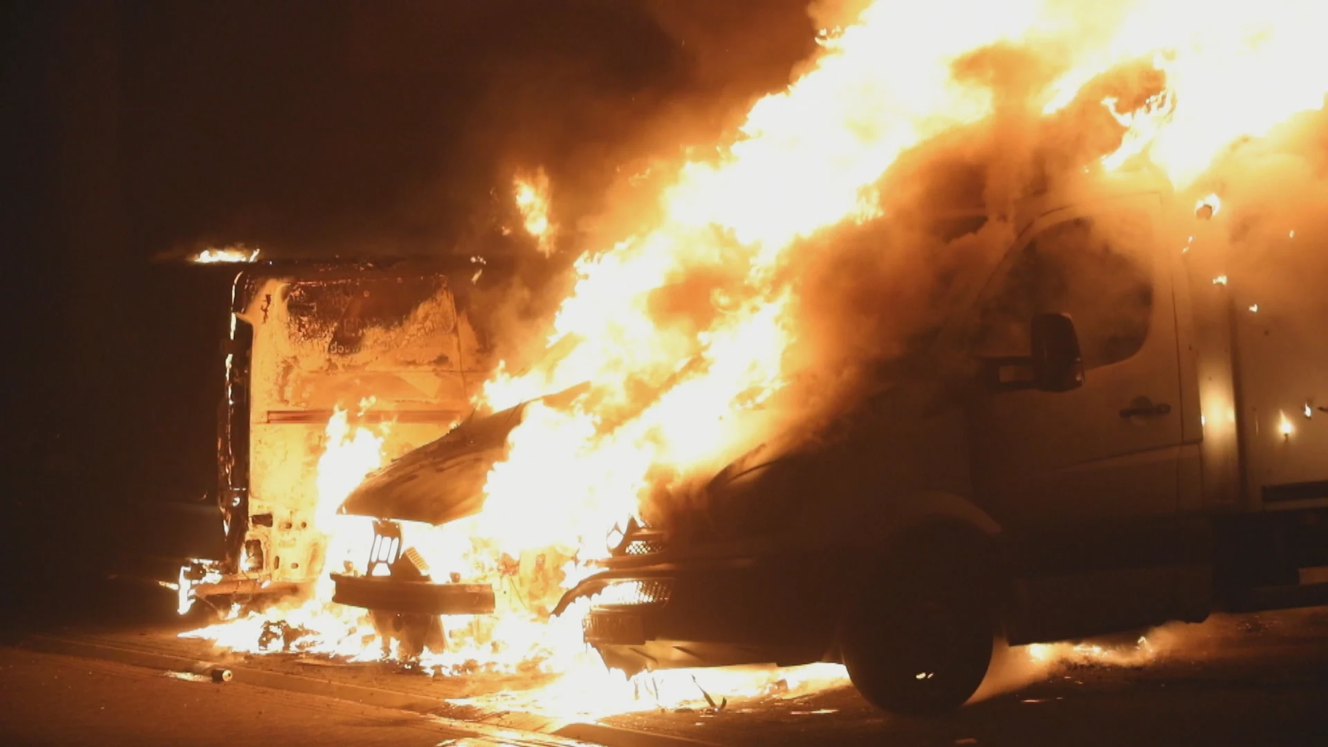 Branden blijven Oss teisteren: drie bestelbusjes en een scooter in vlammen op