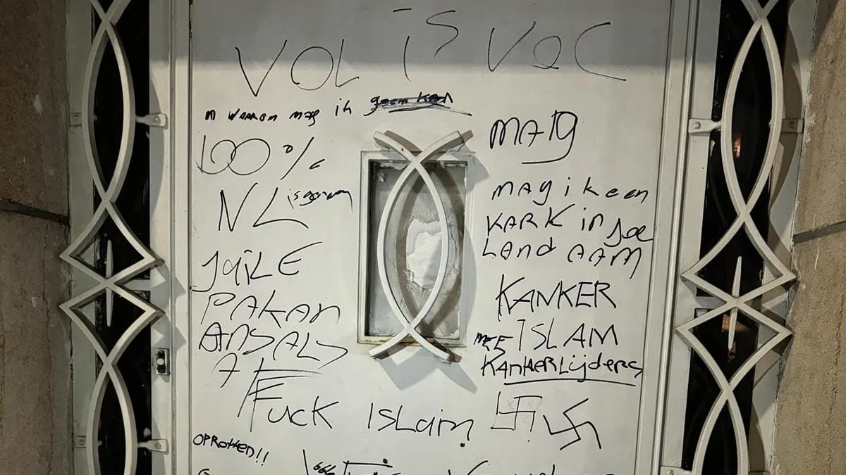 Moskee in Heerlen beklad met racistische teksten en hakenkruizen