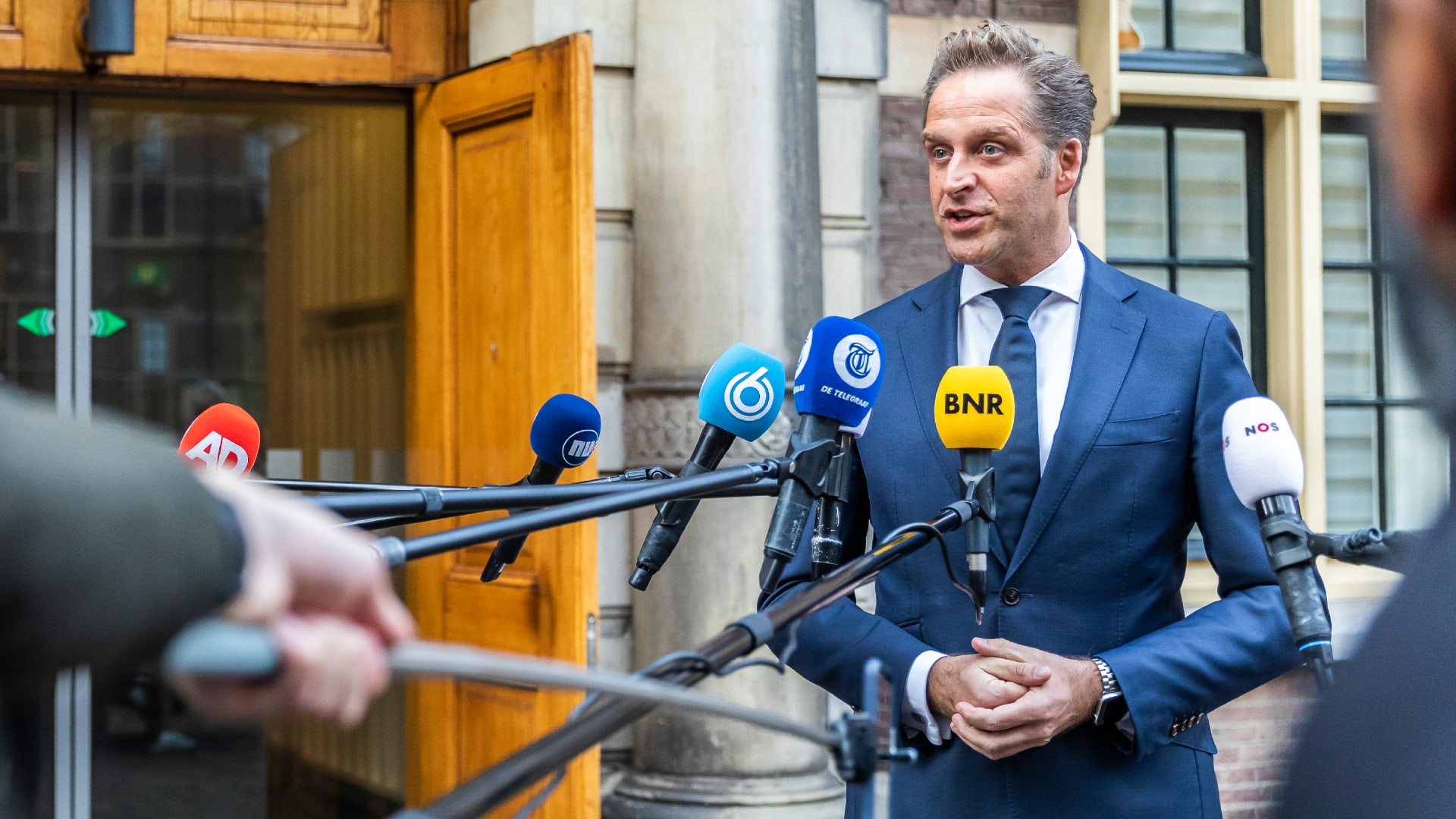 Minister De Jonge spreekt van 'misverstand': geen voordeel na vaccinatie