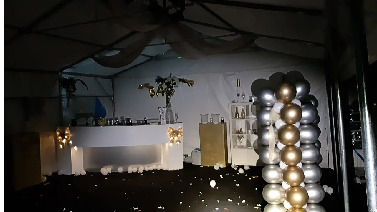 Politie maakt einde aan tentfeest met tachtig man in Nieuw-Vennep