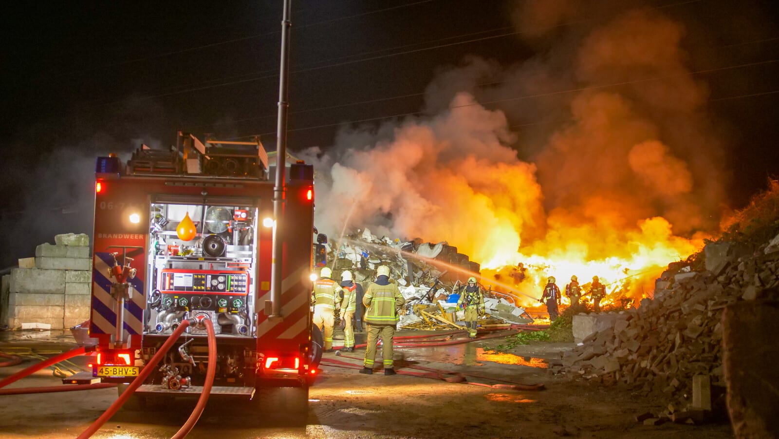 Brandweer heeft handen vol aan grote brand bij afvalbedrijf in Putten