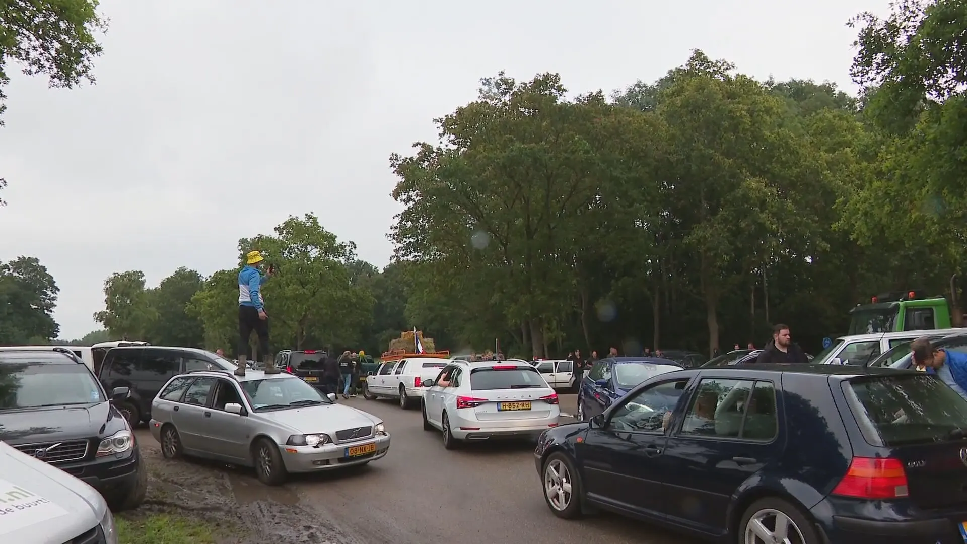 Honderden boeren vieren acties van 'strijders' met grote barbecue in Wijster