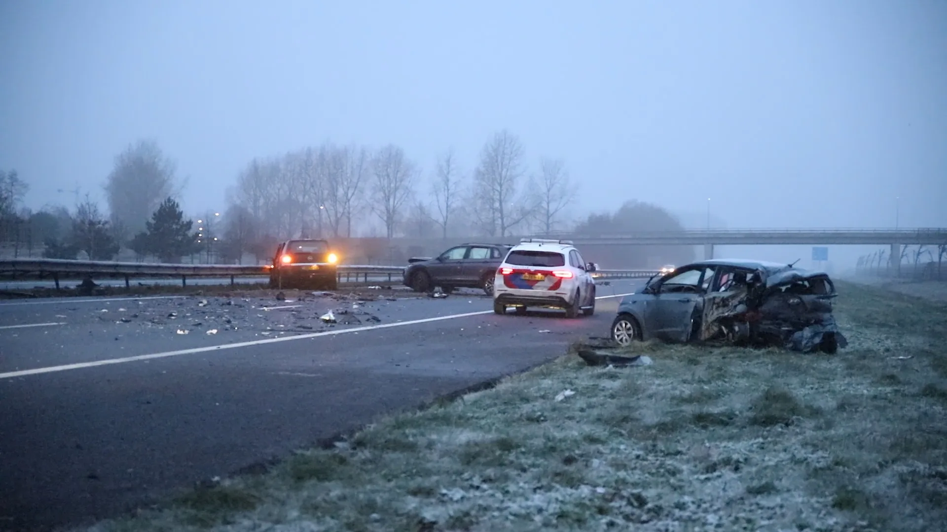 Meerdere gewonden bij ongeluk op A15 bij Dodewaard, politie zoekt 'moeilijk lopende man'