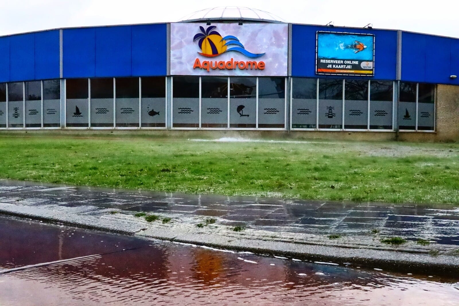 Zwembad in Enschede loopt leeg na geknapte waterleiding